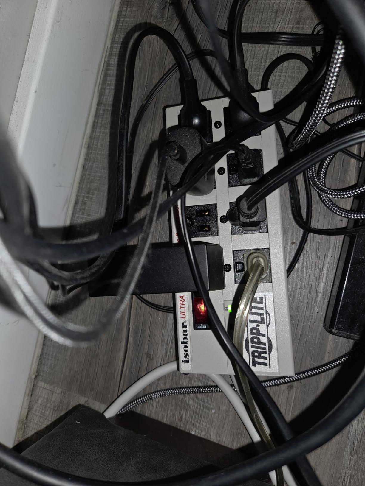 Tripp Lite ISOBAR6ULTRA Isobar 6 Outlet Heavy Duty Power Strip Surge Protector, 3330 Joules, 6ft Cord, Flat Plug, Metal Power Strip, Industrial Garage Work Shop Bench, Under Desk and Wall Mountable customer photo 1