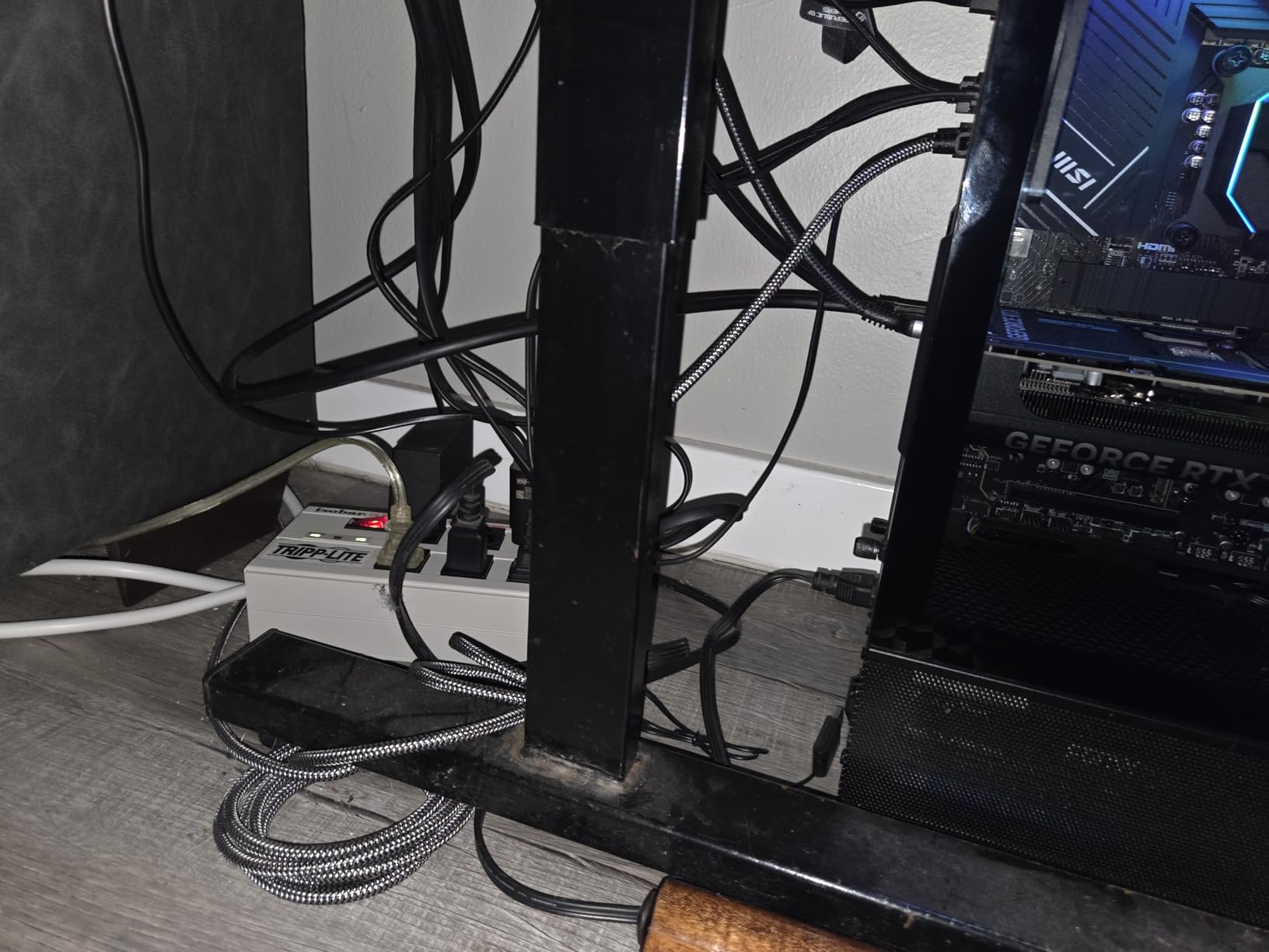 Tripp Lite ISOBAR6ULTRA Isobar 6 Outlet Heavy Duty Power Strip Surge Protector, 3330 Joules, 6ft Cord, Flat Plug, Metal Power Strip, Industrial Garage Work Shop Bench, Under Desk and Wall Mountable customer photo 2