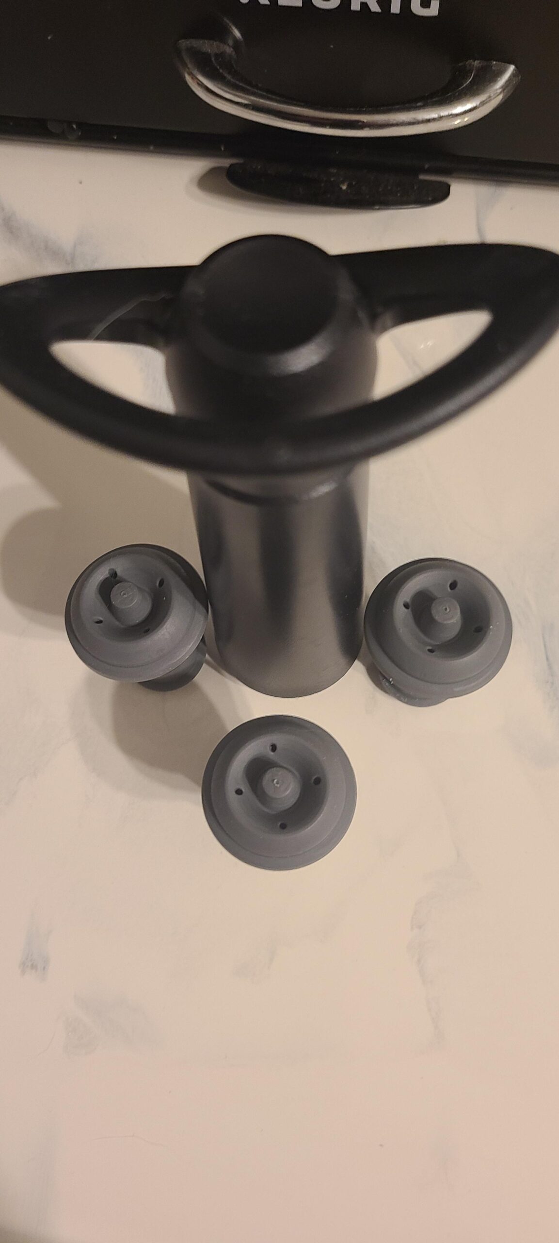 Vacu Vin Wine Saver Concerto with 4 Vacuum Stoppers - Premium Wine Preserver Pump customer photo 2