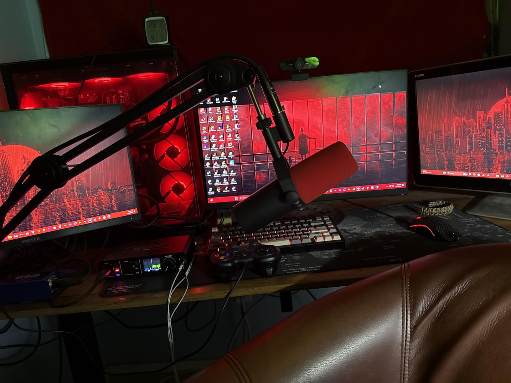 SM7B Dynamic Studio Microphone - XLR Mic for Podcasting, Streaming, Vocal Recording & Broadcasting, Wide Frequency Range, Smooth Warm Audio, Detachable Windscreen, Black customer photo 2