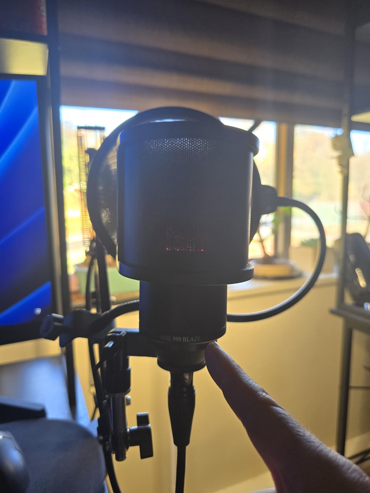 MXL 990/991 Large and Small Diaphragm Condenser Microphone Bundle Project/Home Studio Recording | XLR | Cardiod (Champagne) customer photo 1