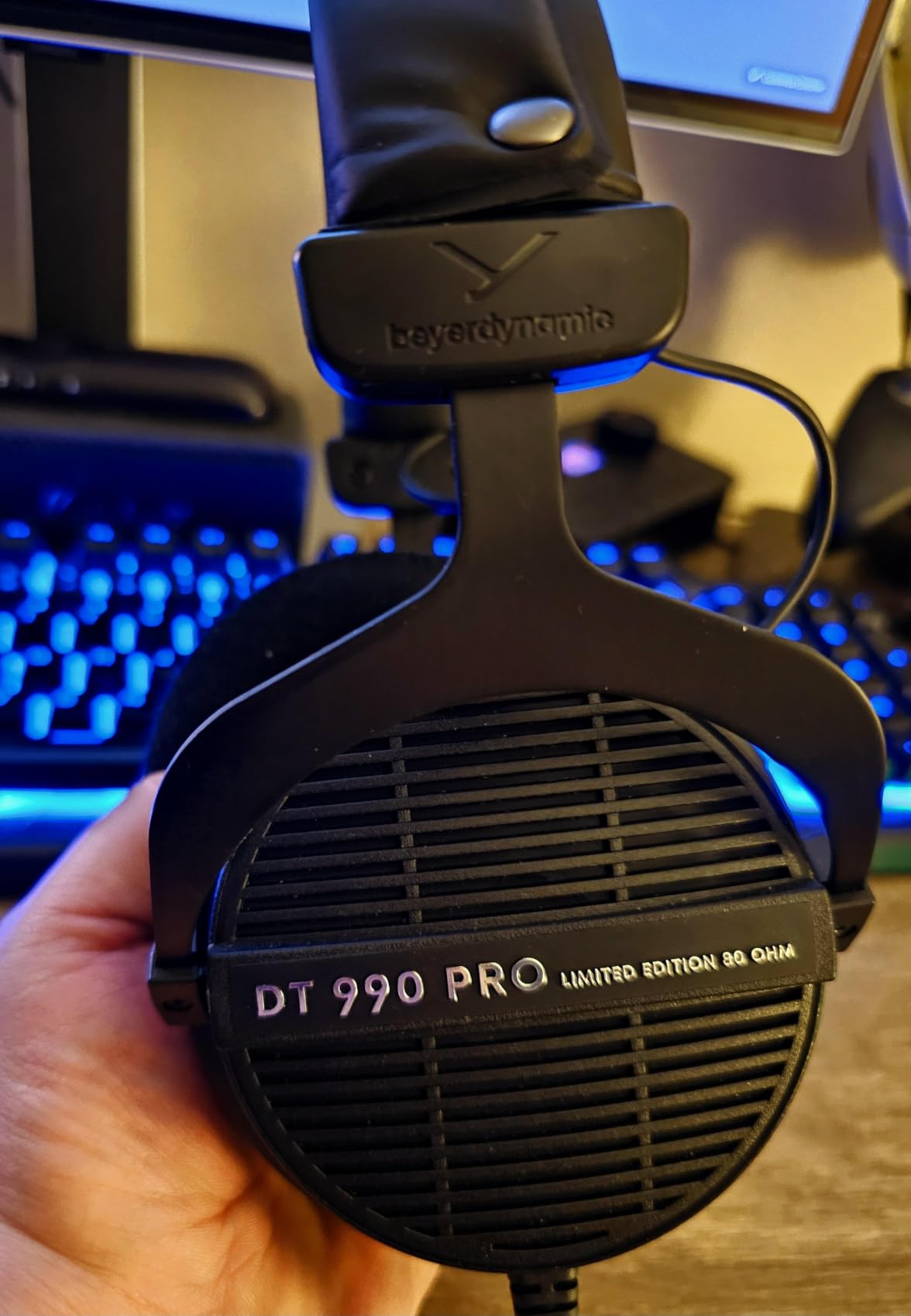 beyerdynamic DT 990 Pro 250 ohm Over-Ear Studio Headphones for Mixing, Mastering, and Editing customer photo 2
