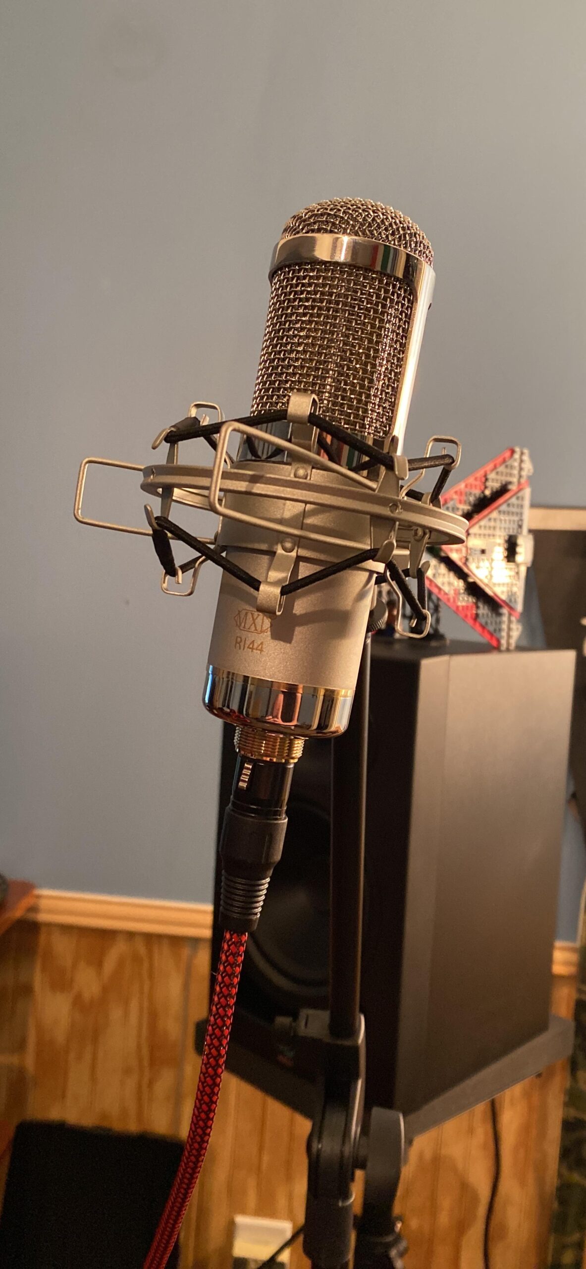 MXL R144 Multi-Purpose Ribbon Microphone with Shockmount, Purple (MXL R144) customer photo 2