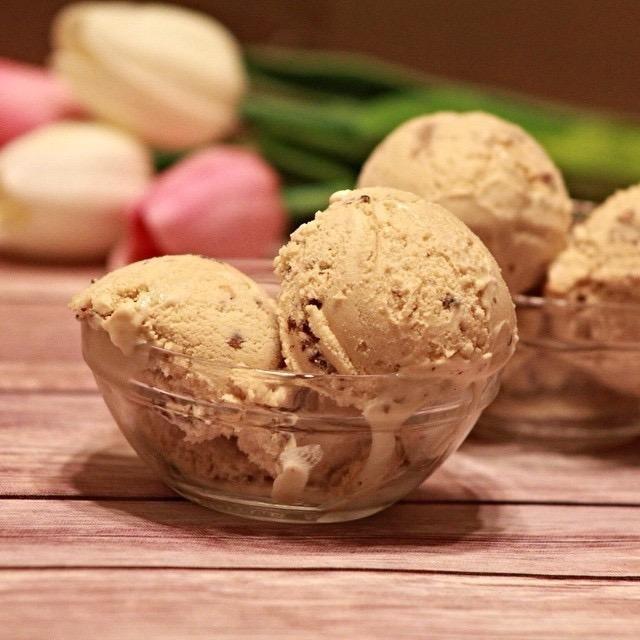 Cuisinart Ice Cream Maker, 1.5 Quart Double Insulated, Sorbet and Frozen Yogurt Maker, Ready in 20 Minutes, ICE-21P1, White customer photo 1