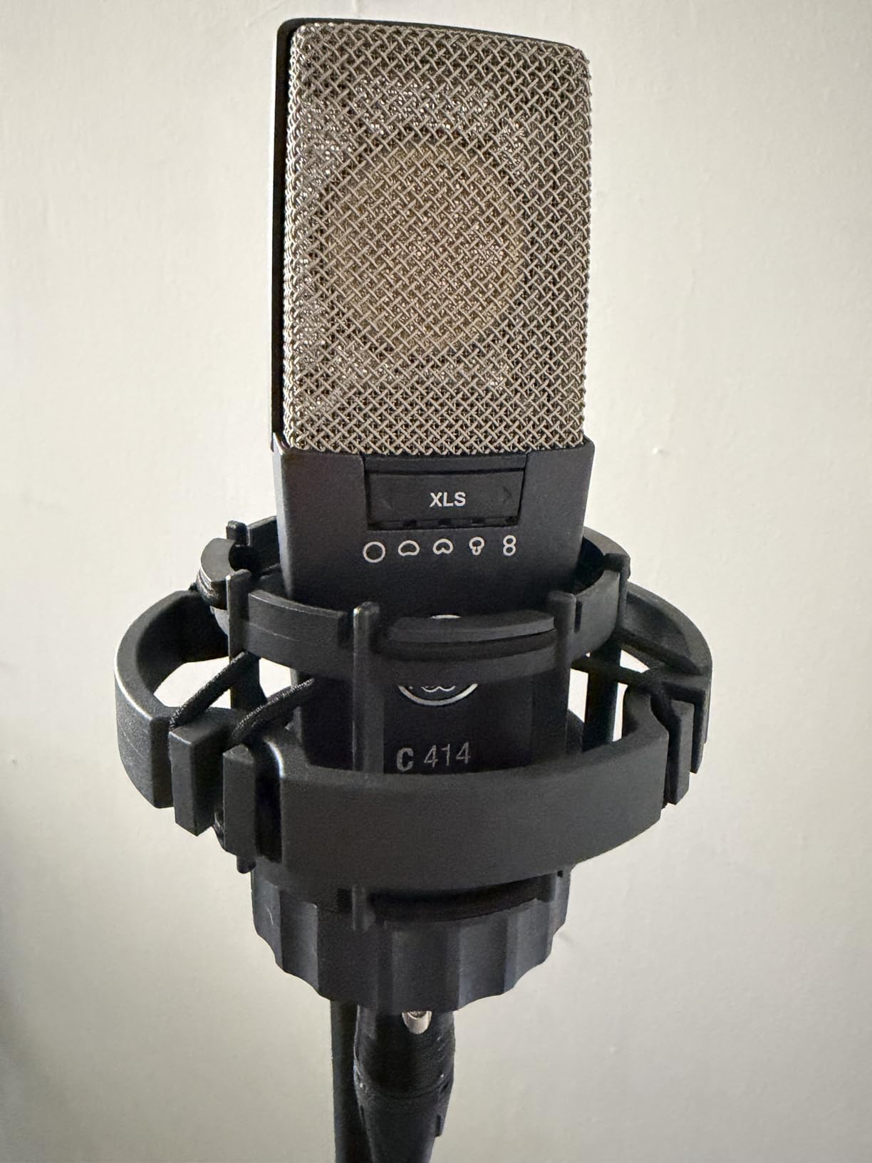 AKG Pro Audio C214 Studio Grade Professional Large Diaphragm, Single Capsule, Vocal and Instrument Condenser Microphone with Rugged Aluminum Carrying Case. XLR Connector. Gray with Gold customer photo 1