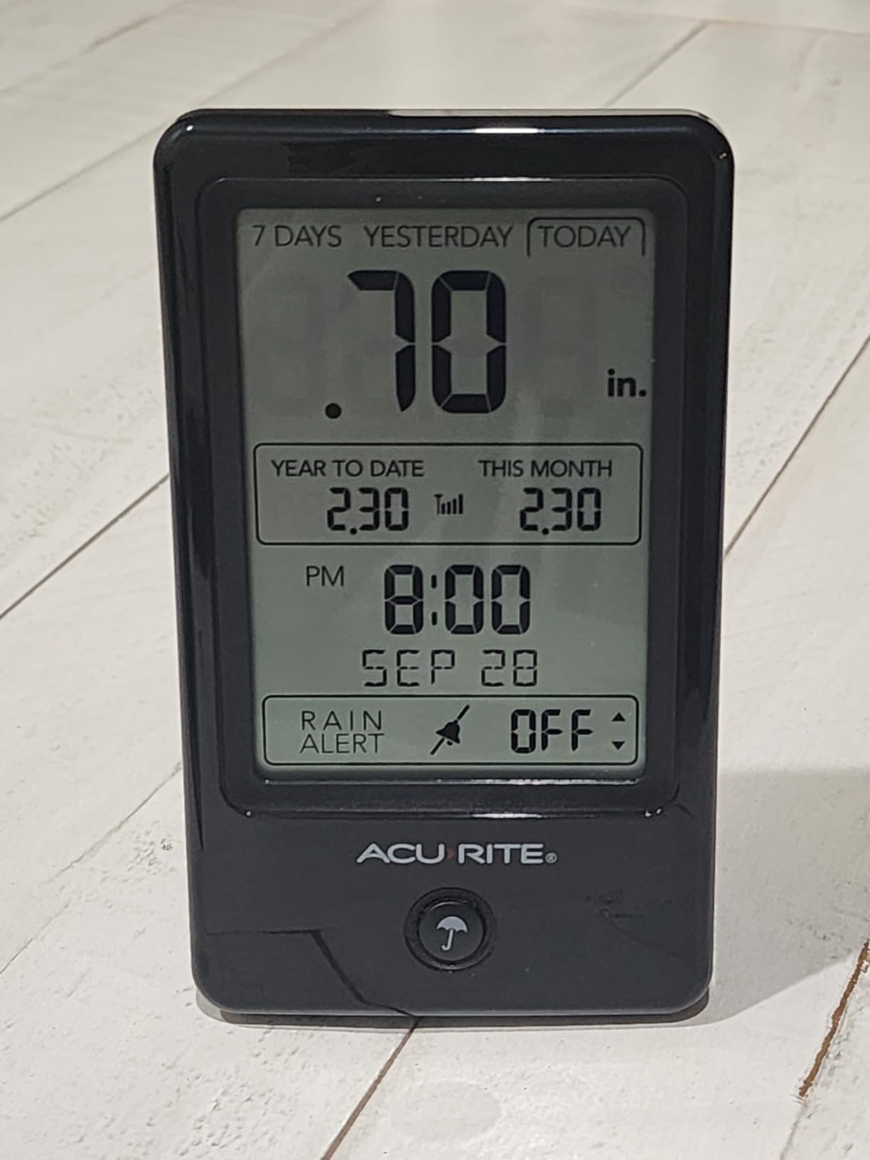 AcuRite Wireless Digital Rain Gauge with Self-Emptying Collector with Rainfall History, Alerts, and Current Date and Time (00899), Multicolor customer photo 2
