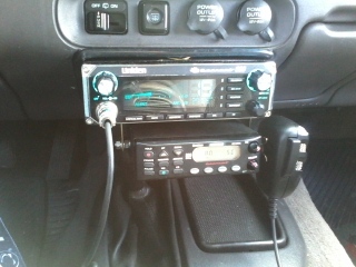 Uniden BEARCAT 880 CB Radio with 40 Channels and Large Easy-to-Read 7-Color LCD Display with Backlighting, Backlit Control Knobs/Buttons, NOAA Weather Alert, PA/CB Switch, and Wireless Mic Compatible customer photo 2