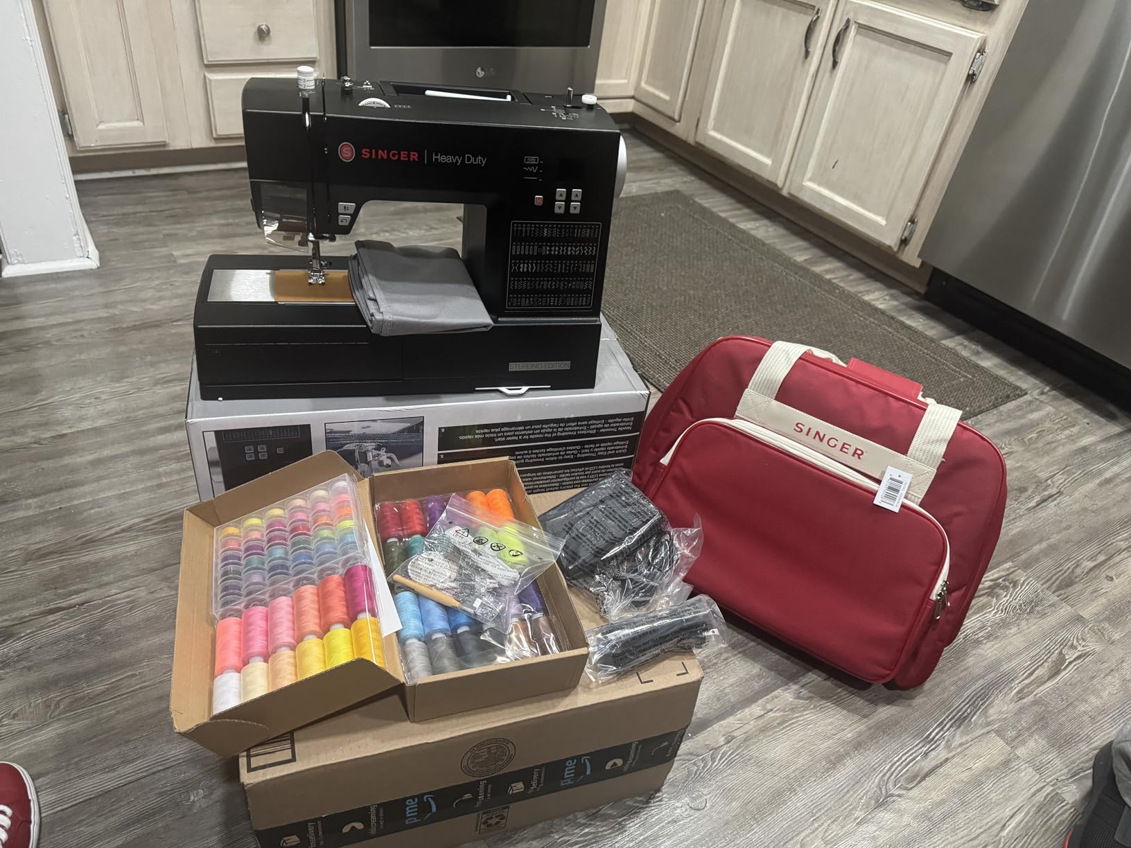 SINGER Machine Carrying Case, Black, Spacious Case Fits Most Standard Sewing Machines and Sergers, Fully-Padded Interior, Durable Canvas Exterior, Easy Zip, Large Front Pocket, Easy Transport customer photo 1