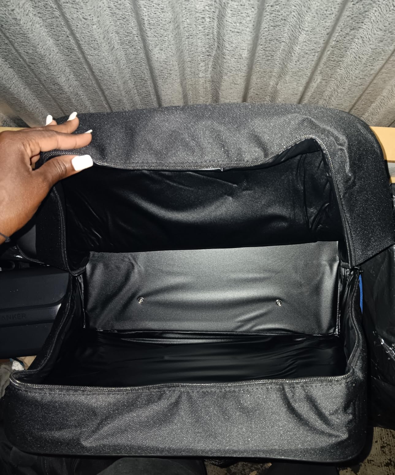 SINGER Machine Carrying Case, Black, Spacious Case Fits Most Standard Sewing Machines and Sergers, Fully-Padded Interior, Durable Canvas Exterior, Easy Zip, Large Front Pocket, Easy Transport customer photo 2