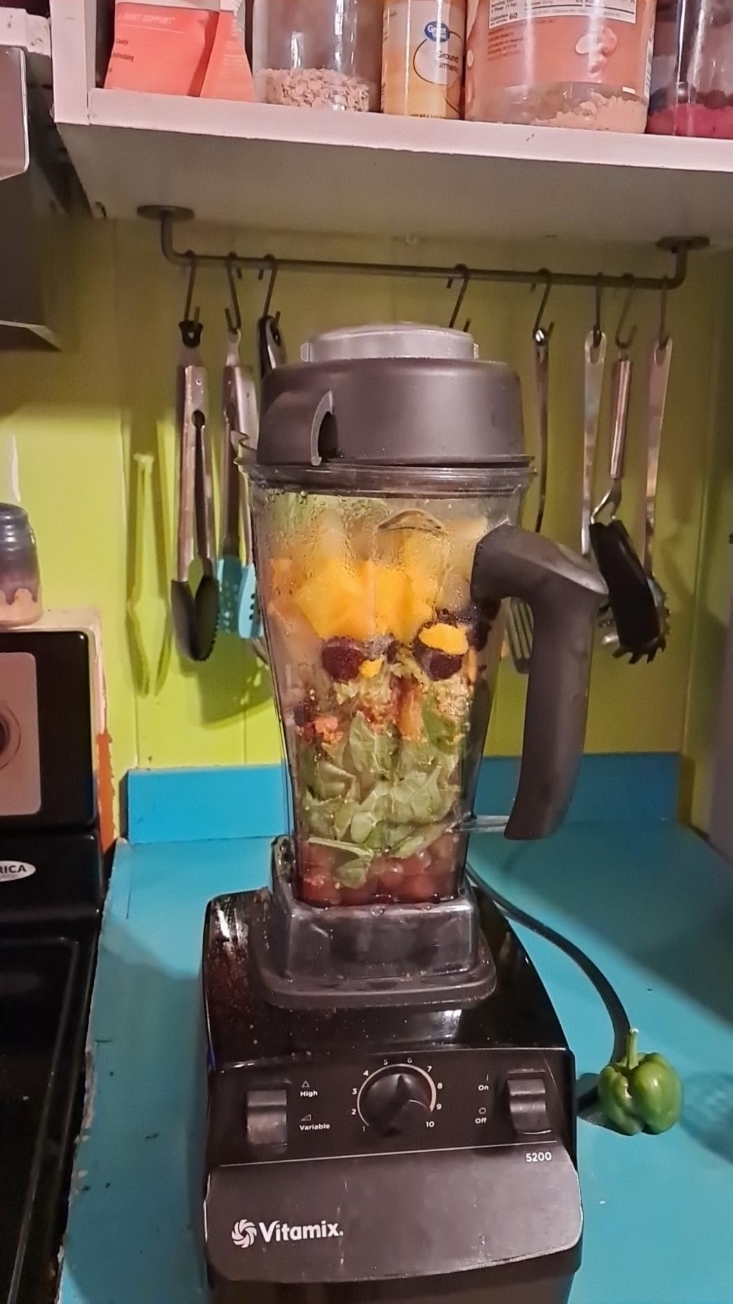 Vitamix 5200 Blender, Professional-Grade Blender for Smoothies, Soups, Ice Cream and More, Stainless-Steel Blades, Self-Cleaning Kitchen Appliance, 64 Oz Container, Black customer photo 2