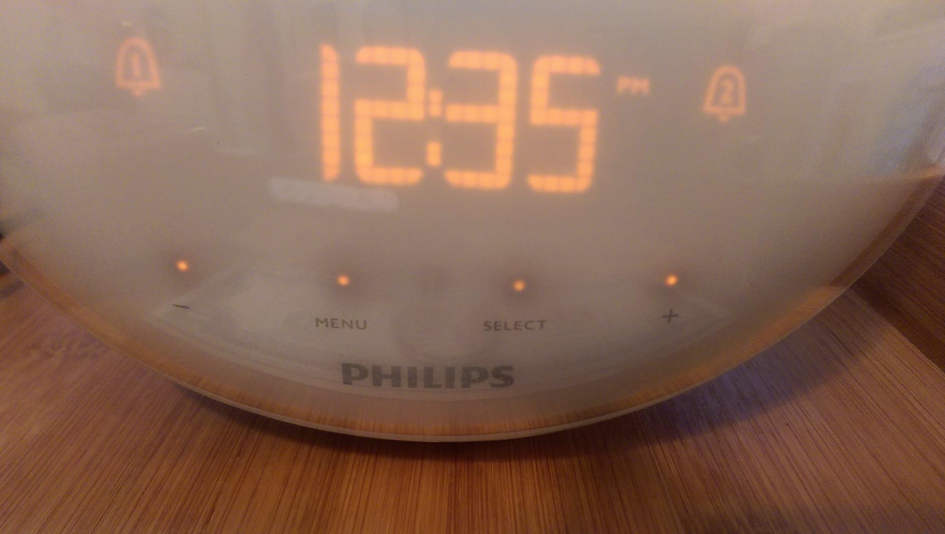 Philips SmartSleep Wake-up Light, Colored Sunrise and Sunset Simulation, 5 Natural Sounds, FM Radio & Reading Lamp, Tap Snooze, HF3520/60 customer photo 1