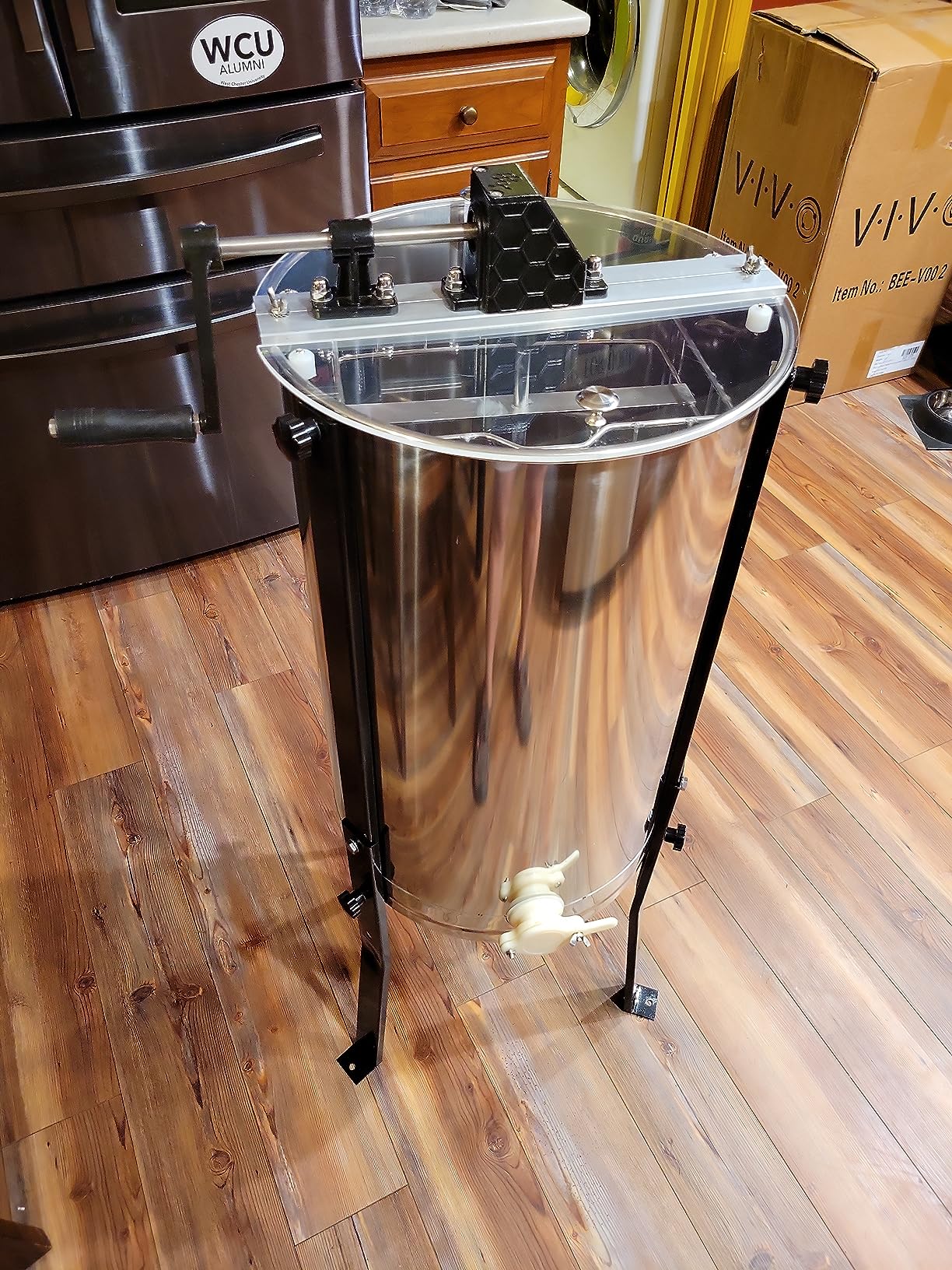 VIVO Honey Extractor 2 Frame Rack, Food Grade Stainless Steel Honey Processing Equipment, Manual Crank Honeycomb Drum Spinner with Transparent Lid, BEE-V002 customer photo 2