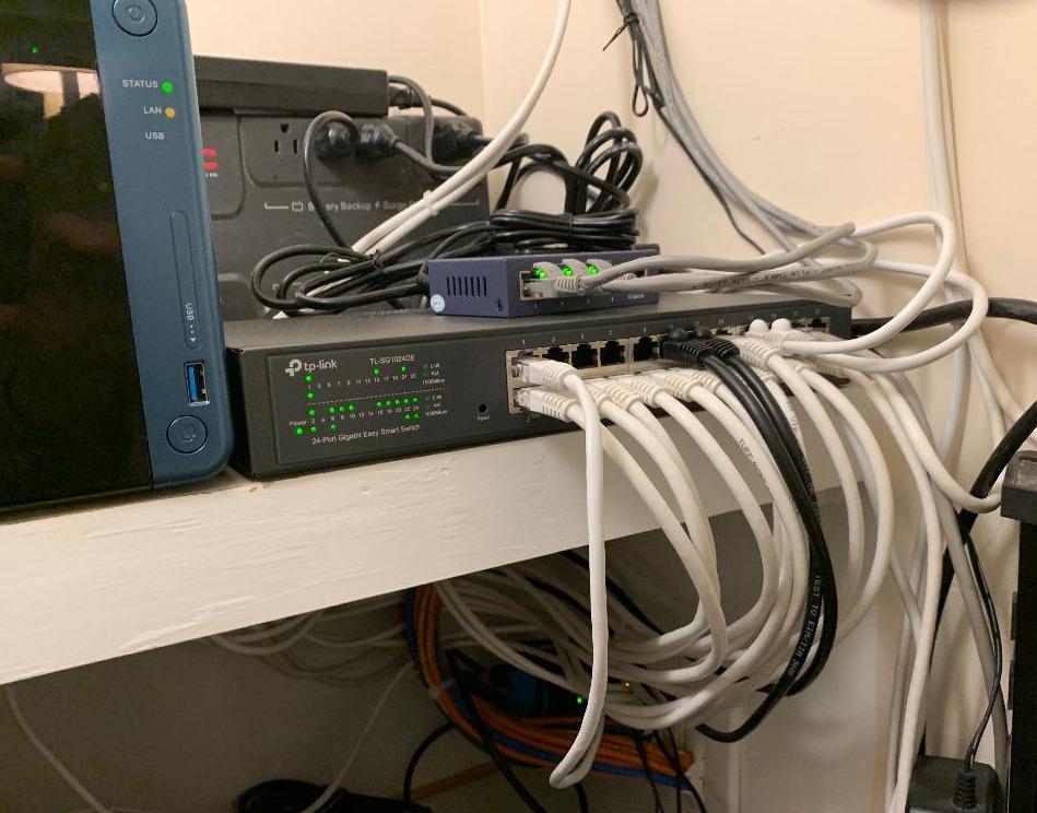 TP-Link 24 Port Gigabit Switch Easy Smart Managed Plug & Play Desktop/Rackmount Sturdy Metal w/ Shielded Ports Support QoS, Vlan, IGMP & LAG (TL-SG1024DE) customer photo 2