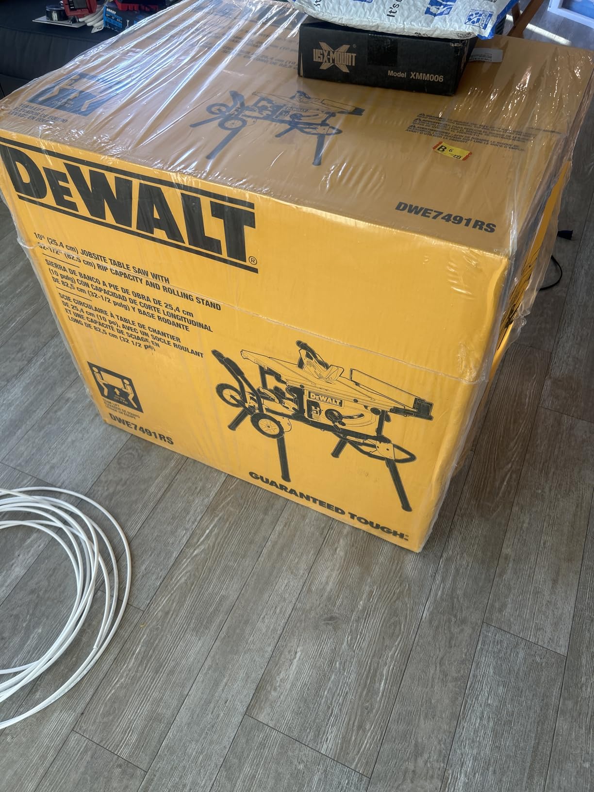 DEWALT Table Saw 10 Inch with Foldable Rolling Table Saw Stand, 15 Amp, 4800 RPM, 32-1/2-Inch Rip Capacity (DWE7491RS) customer photo 2