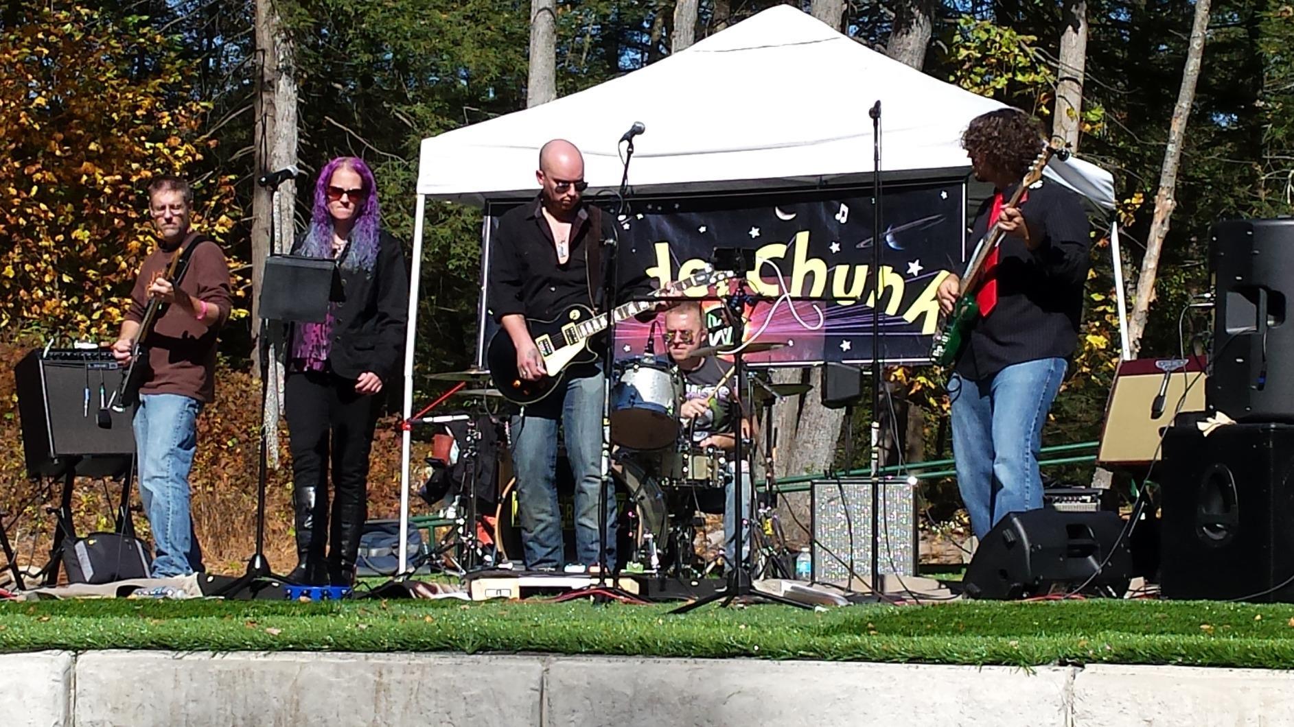 Fender Rumble 100 V3 Bass Amp for Bass Guitar, 100 Watts, with 2-Year Warranty 12 Inch Eminence Speaker, Overdrive Circuit, Tone Voicing, Effects Loop and Direct XLR Output customer photo 1