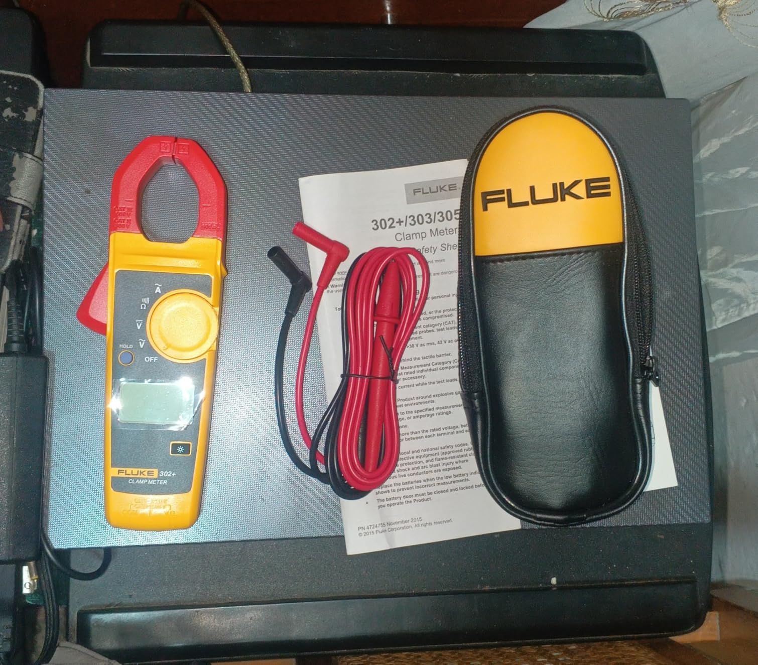 Fluke 302+ Digital Clamp Meter, 30mm Jaw, Measures AC Current to 400A, Measures AC/DC Voltage to 600V, Includes 2 Year Warranty customer photo 2