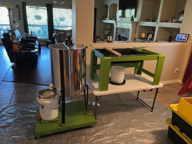 VIVO Honey Extractor 3 Frame Rack, Food Grade Stainless Steel Honey Processing Equipment, Manual Crank Honeycomb Drum Spinner with Transparent Lid, BEE-V003D customer photo 1