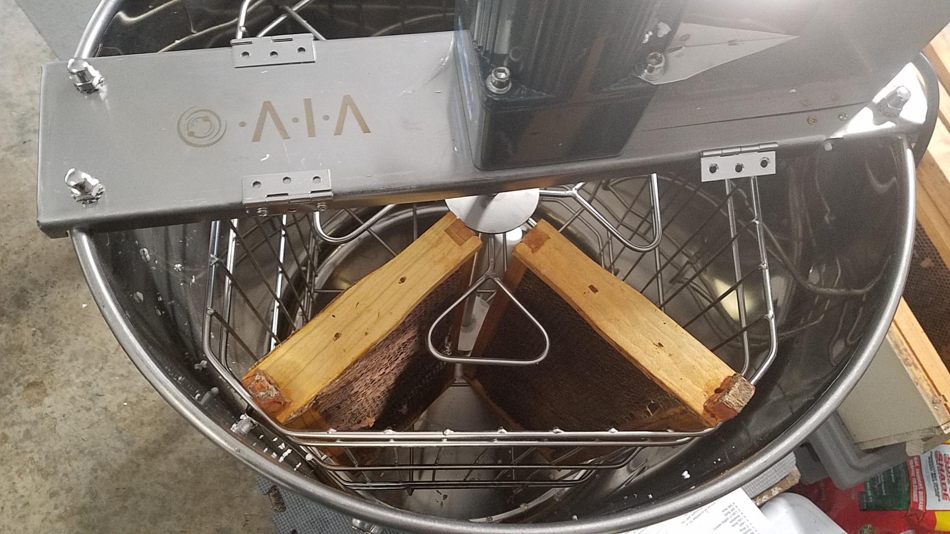 VIVO Electric Honey Extractor 8 Frame Rack (4 Deep Frames), Food Grade Stainless Steel Honey Processing Equipment, Powered Honeycomb Drum Spinner with Transparent Lid, BEE-V004E customer photo 2