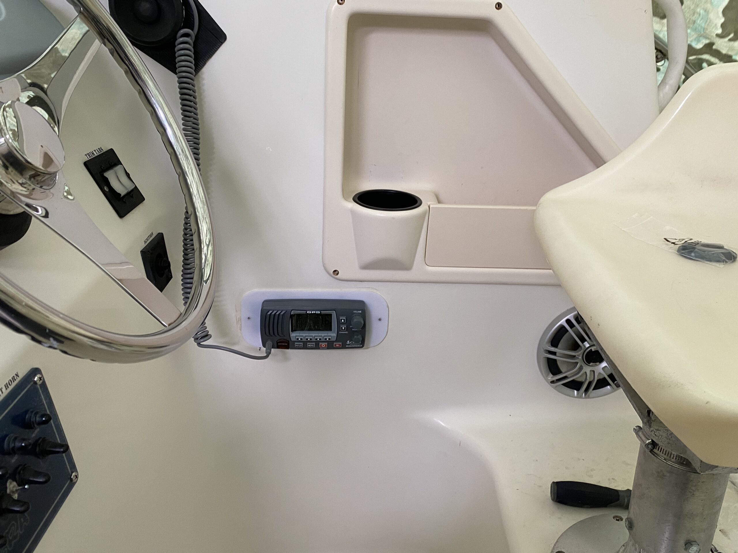 Cobra MR F77W GPS Fixed Mount VHF Marine Radio - 25 Watt VHF, Built-In GPS Receiver, Submersible, LCD Display, Noise Cancelling Mic, NOAA Weather, Signal Strength Meter, Scan Channels, White customer photo 1