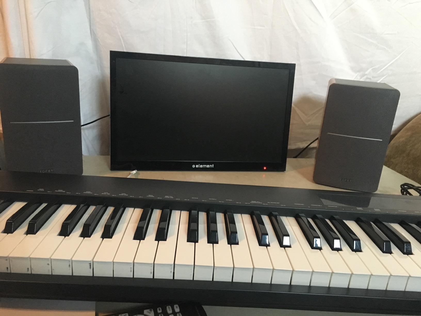 Edifier R1280T Powered Bookshelf Speakers - 2.0 Active Near Field Studio Monitor Speaker - Wooden Enclosure - 42 Watts RMS Power customer photo 2