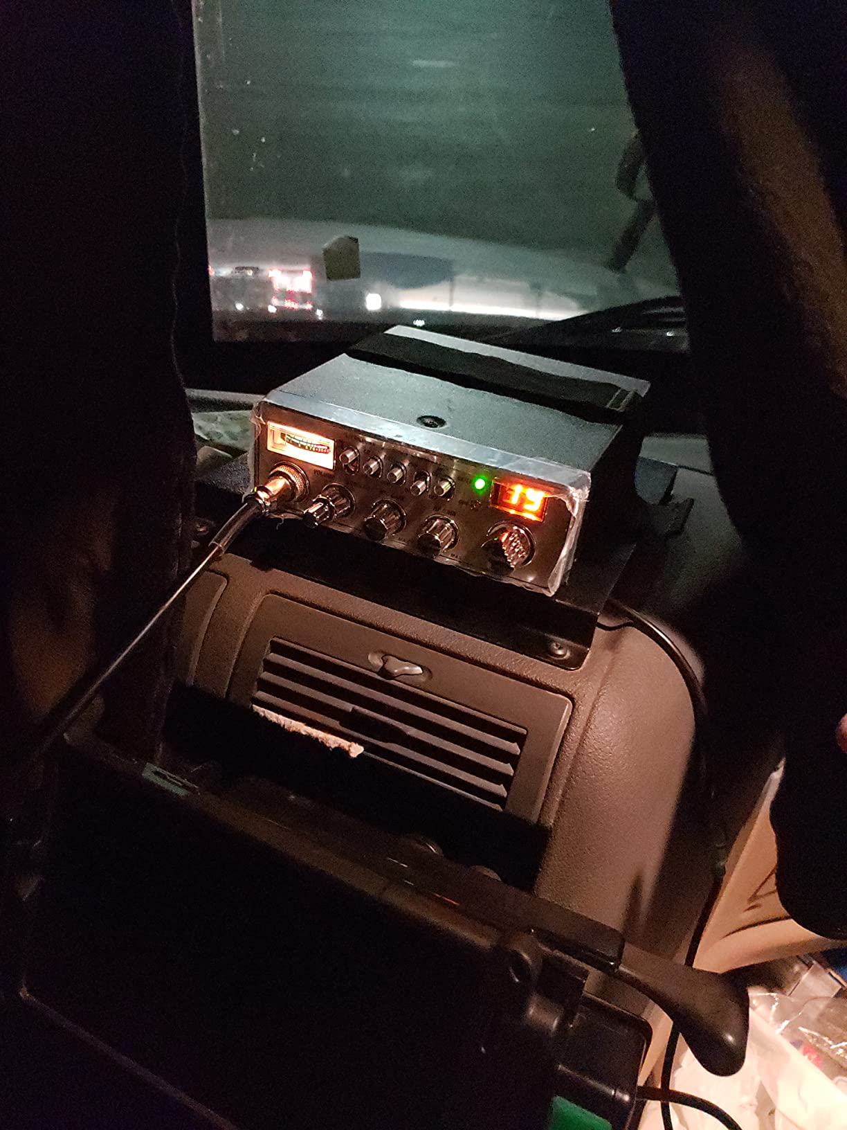 Uniden PC68LTX 40-Channel CB Radio with PA/CB Switch, RF Gain and Mic Gain Control, Analog S/RF Meter, Instant Channel 9, Automatic Noise Limiter, and Hi-Cut Switch,Silver customer photo 2