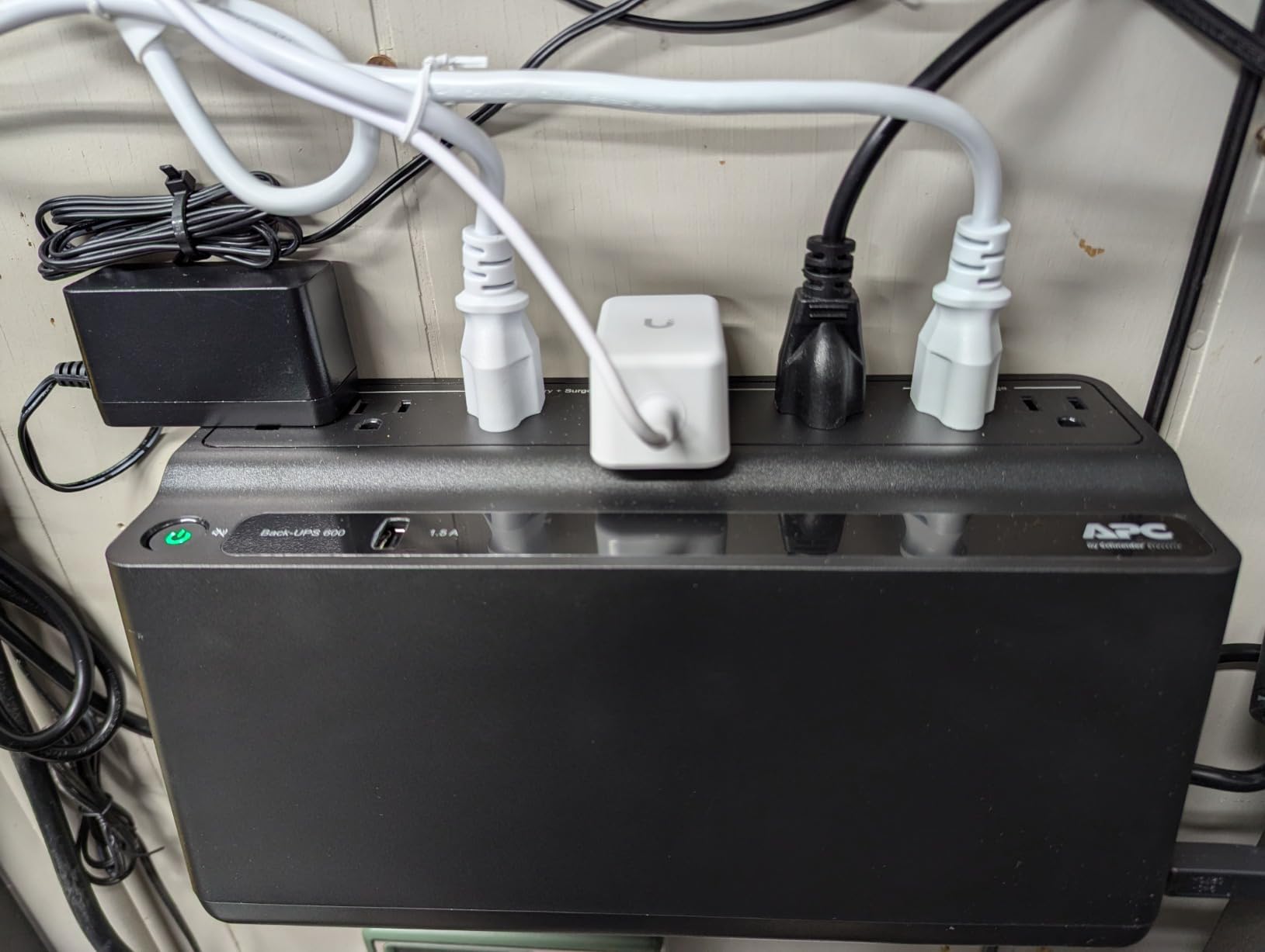 APC UPS 600VA / 330W UPS Battery Backup & Surge Protector, 7 Outlets (NEMA 5-15R), USB Charging Port, BE600M1 Uninterruptible Power Supply for Computers, Wi-Fi Routers, and Home Office Electronics customer photo 1