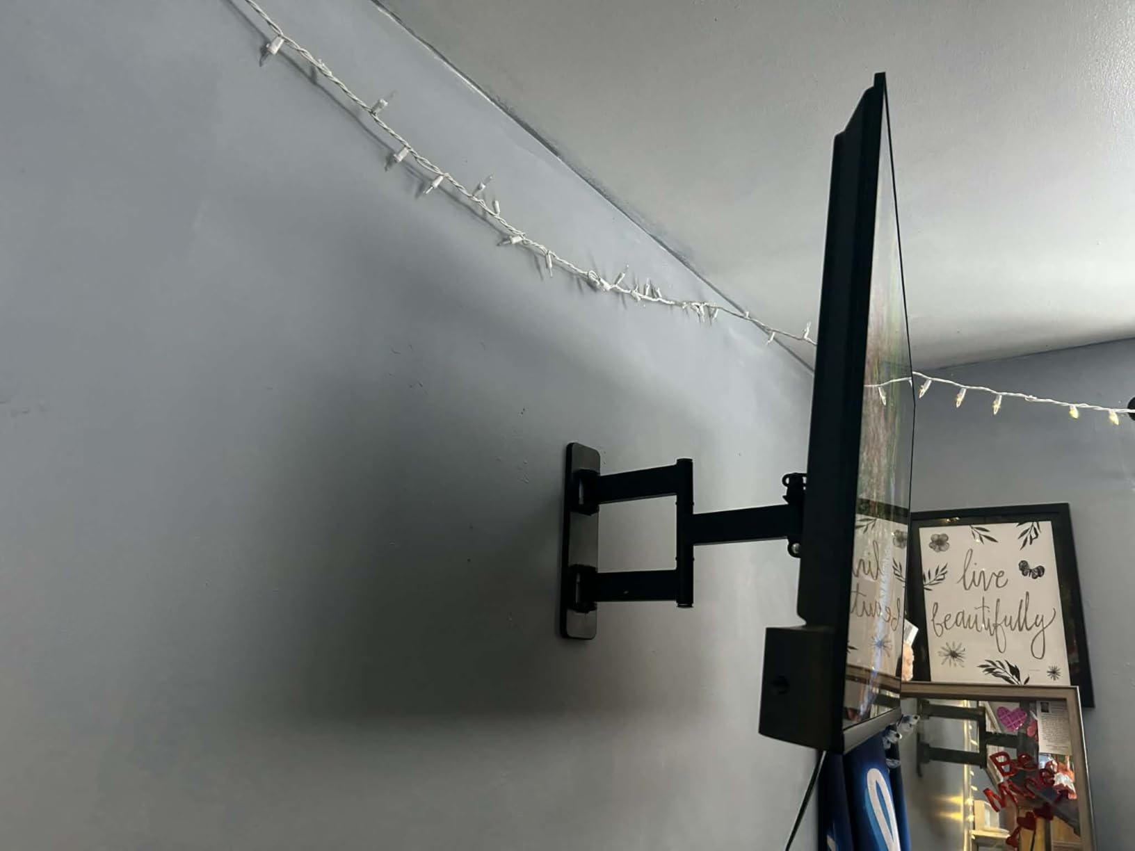 Amazon Basics Full Motion Articulating TV Wall Mount, with Swivel and Tilt, for 26