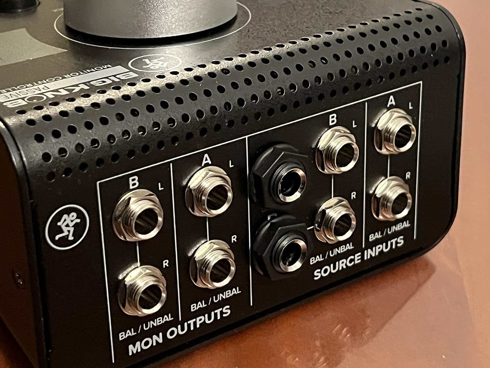 Mackie Big Knob Passive (Non-Powered) 2x2 Studio Monitor Controller - Signal Attenuator for Pro Audio customer photo 1