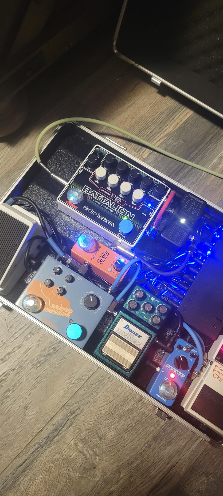 Electro-Harmonix Battalion Black 4-band EQ, MOSFET Distortion, Compressor, Noise Gate Bass Preamp & DI Pedal customer photo 2