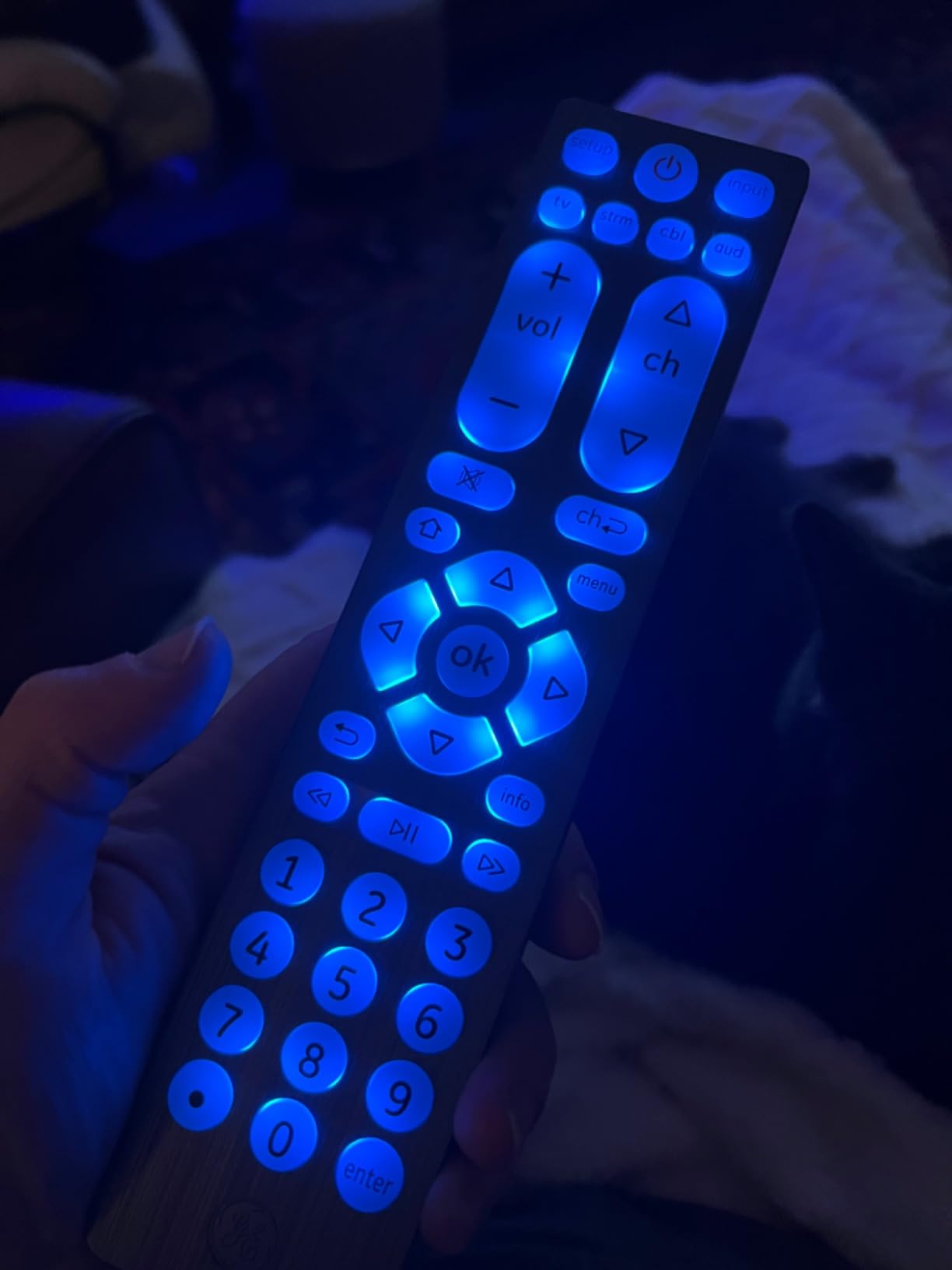 GE Big Button Backlit Universal Remote Control for Samsung, Vizio, Lg, Sony, Sharp, Roku, Apple TV, TCL, Panasonic, Smart TVs, Streaming Players, Blu-Ray, DVD, 6-Device, Silver, 33712 customer photo 2