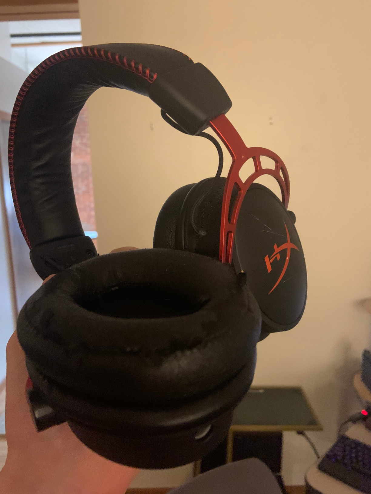 HyperX Cloud Alpha - Gaming Headset, Dual Chamber Drivers, Legendary Comfort, Aluminum Frame, Detachable Microphone, Works on PC, PS4, PS5, Xbox One/ Series X|S, Nintendo Switch and Mobile - Red customer photo 2