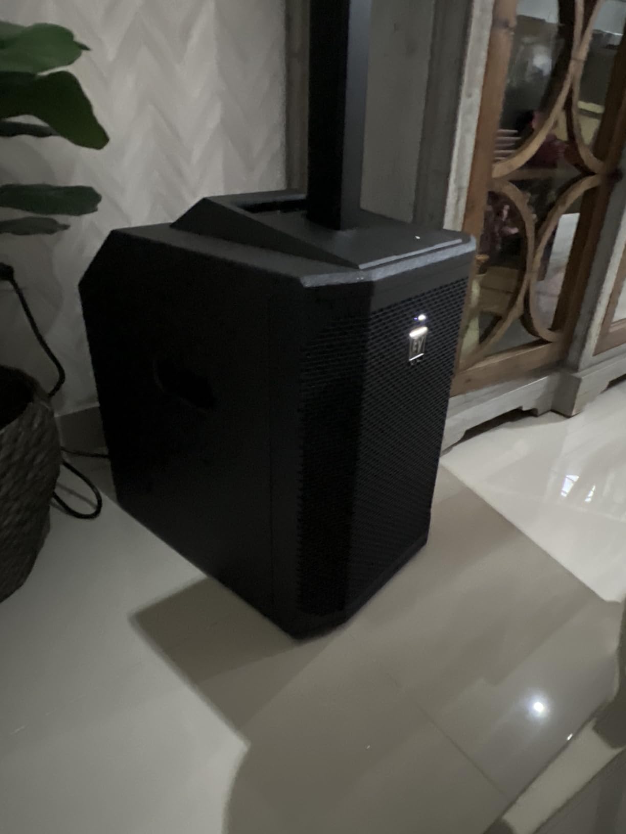 Evolve 50 1000W Powered Column Speaker Array System, Black customer photo 2