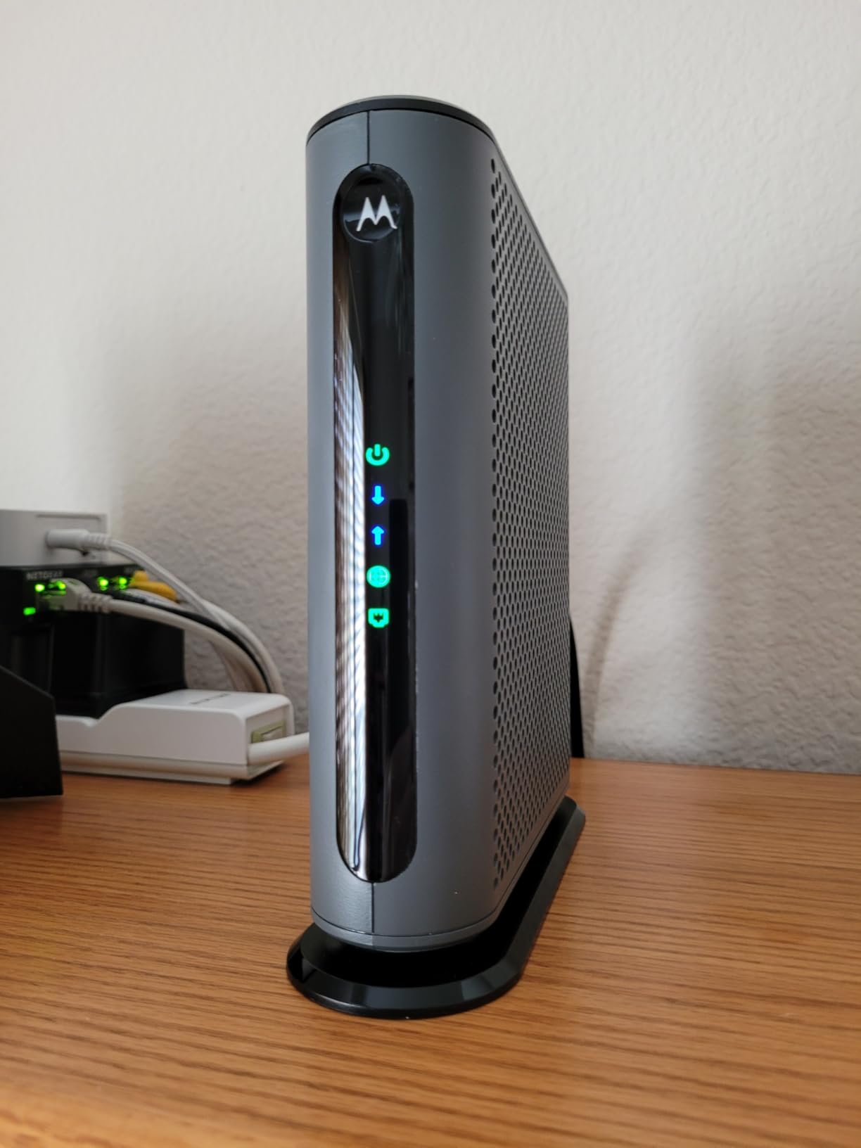 Motorola MB7621 Cable Modem | Pairs with Any WiFi Router | Approved by Comcast Xfinity, Cox, and Spectrum | for Cable Plans Up to 900 Mbps | DOCSIS 3.0 customer photo 2