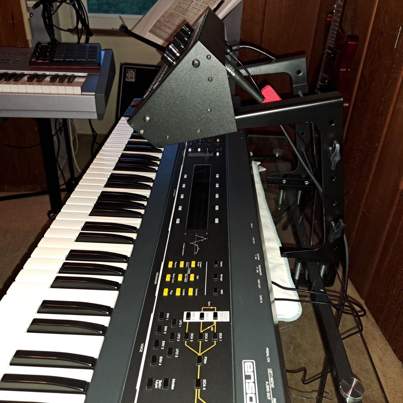 RockJam Portable DJ Laptop Stand with Adjustable Height, Anti-Slip Design, Works For Laptops, Controllers & CD Players customer photo 1