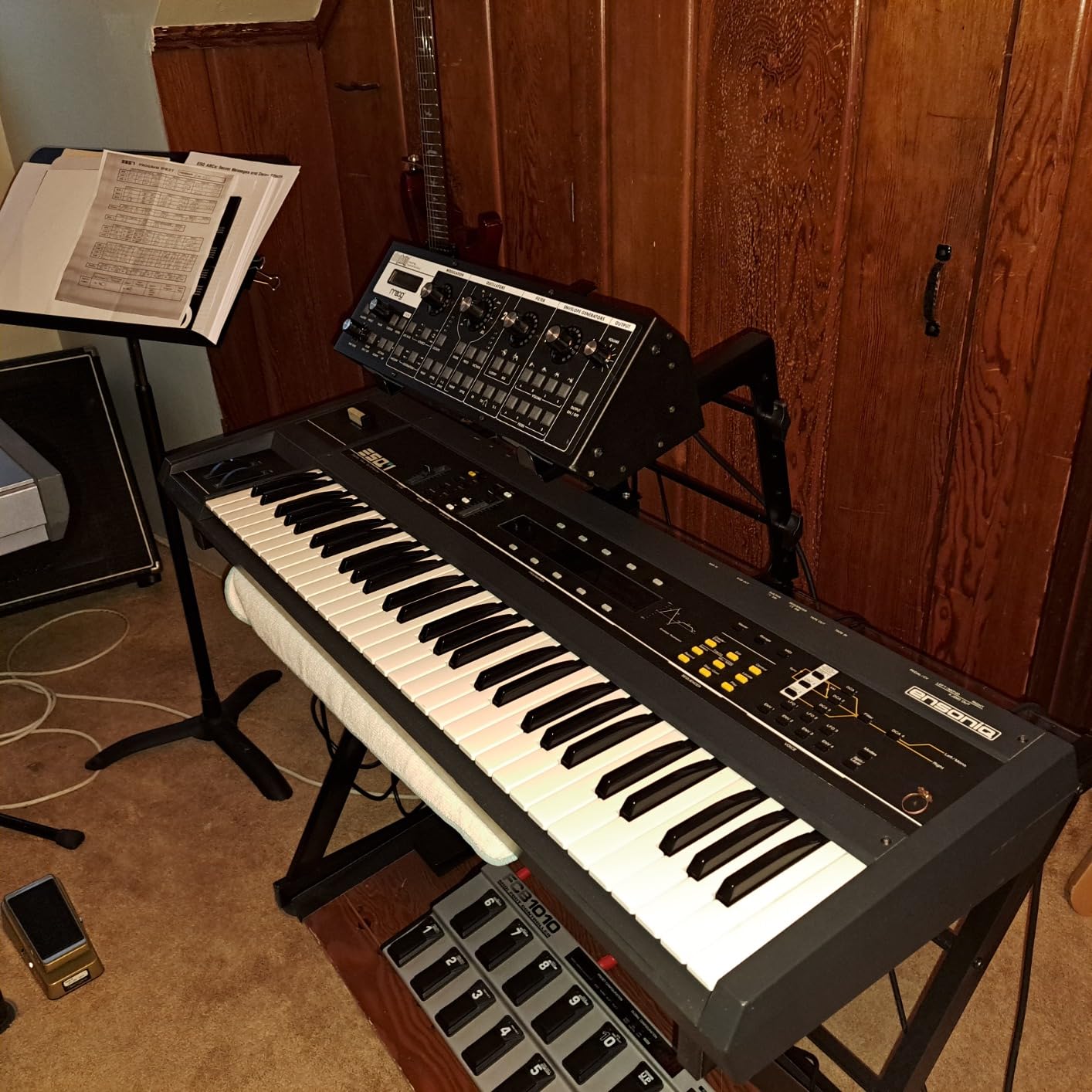 RockJam Portable DJ Laptop Stand with Adjustable Height, Anti-Slip Design, Works For Laptops, Controllers & CD Players customer photo 2