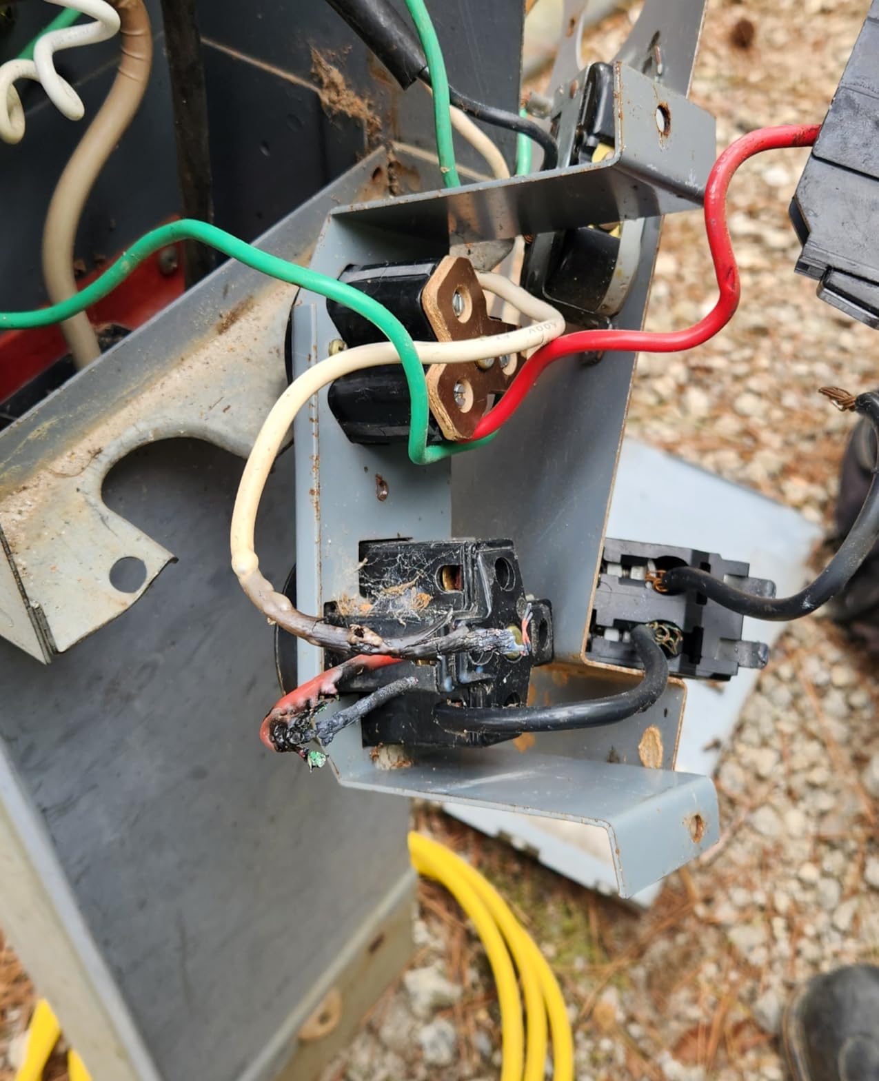 Ivation 13-Pint Small-Area Desiccant Dehumidifier Compact and Quiet - With Continuous Drain Hose for Smaller Spaces, Bathroom, Attic, Crawlspace and Closets - For Spaces Up To 270 Sq Ft, White customer photo 1