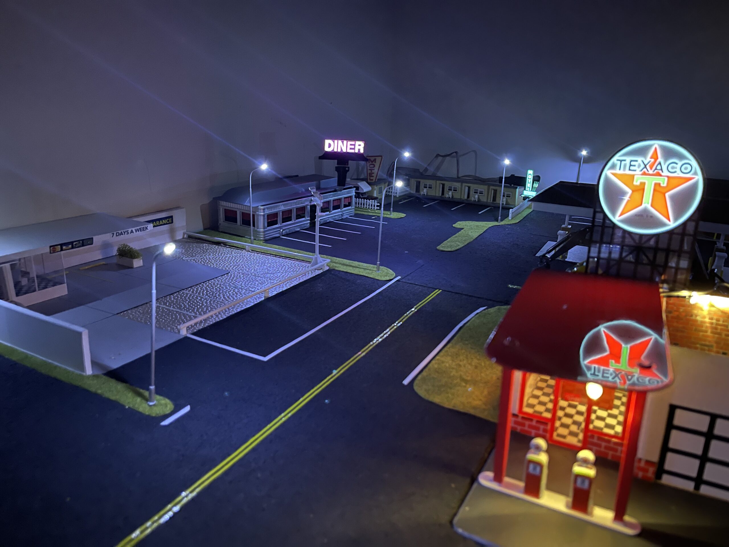 Yetaha 20Pcs Model Railway Train Model Street Lights, LED Dual Lampposts, HO OO Scale, Dual Heads Gauge Model Street Light Layout, LEDs Light 3V Train Scenery Miniature Accessories customer photo 1