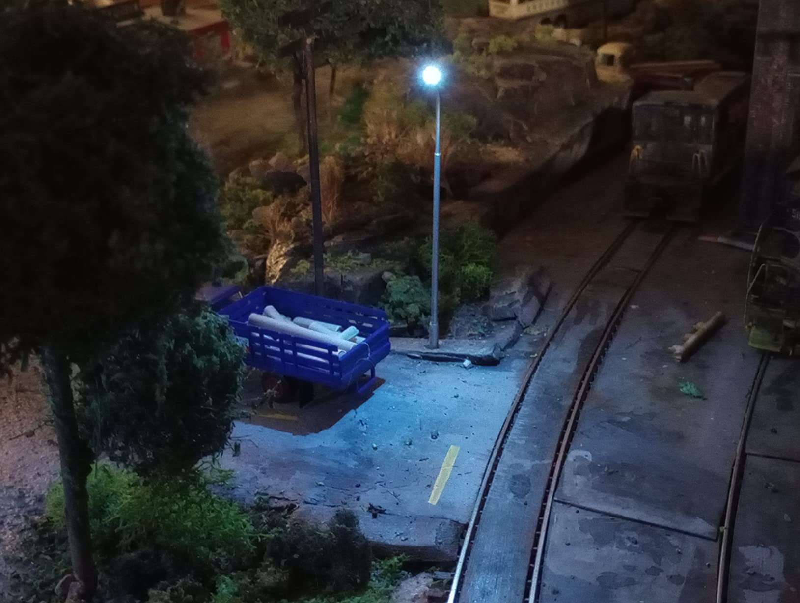 Yetaha 20Pcs Model Railway Train Model Street Lights, LED Dual Lampposts, HO OO Scale, Dual Heads Gauge Model Street Light Layout, LEDs Light 3V Train Scenery Miniature Accessories customer photo 2