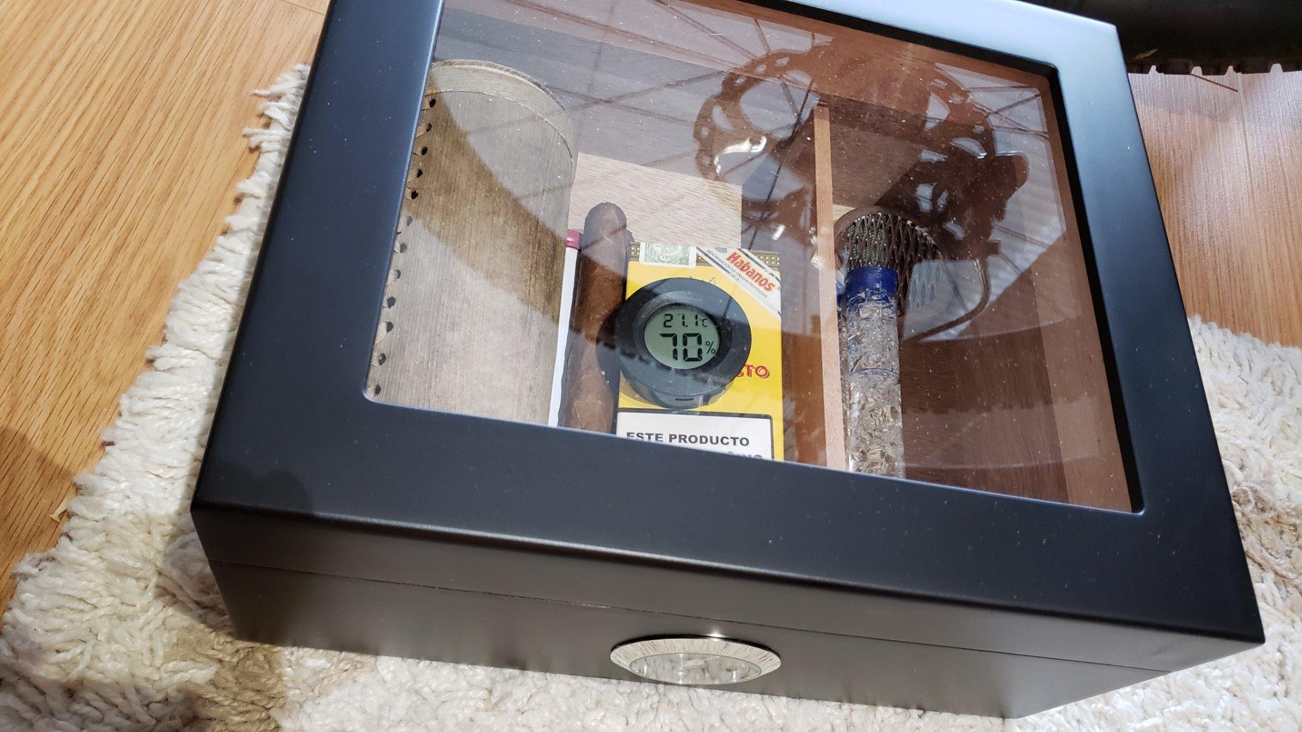 Bald Eagle Handmade Cigar Humidor, Cedar Cigar Desktop Box with Humidifier and Hygrometer, Glass Top for 25 Cigars (20-25 Cigars) customer photo 2