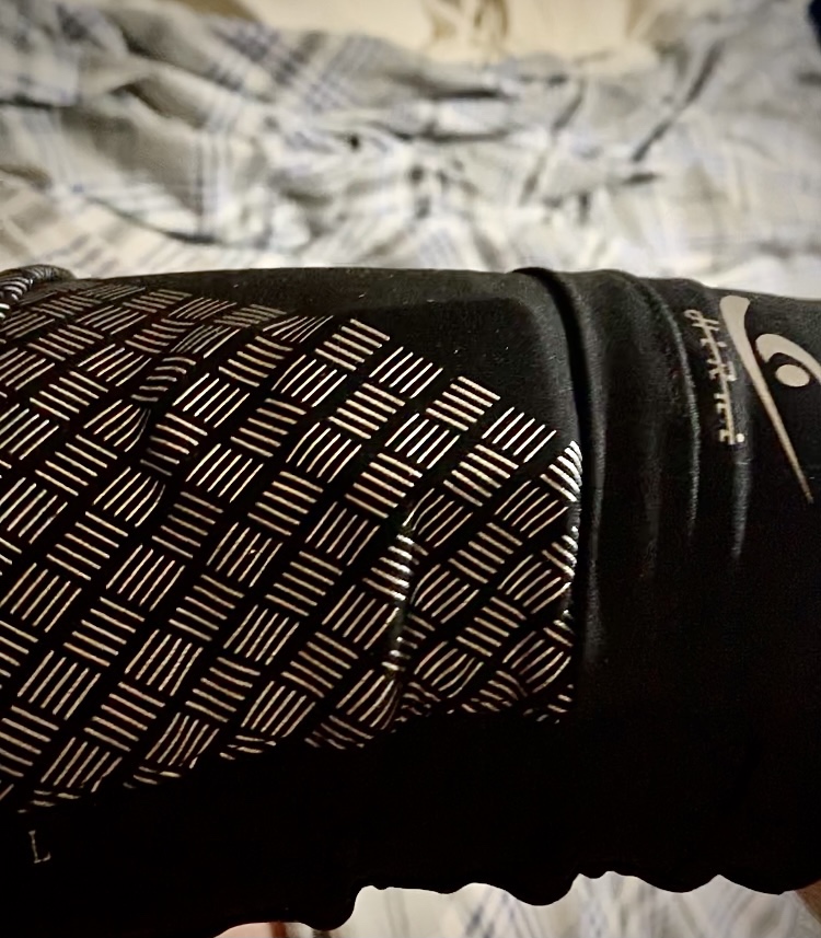 HiRui Universal Sports Armband Cell Phone Armband Sleeves Running Armband for Exercise Workout, Compatible with iPhone 17/17Plus/Pro/16/15/15Plus/14 Samsung Galaxy All Phones (Medium, Black) customer photo 1