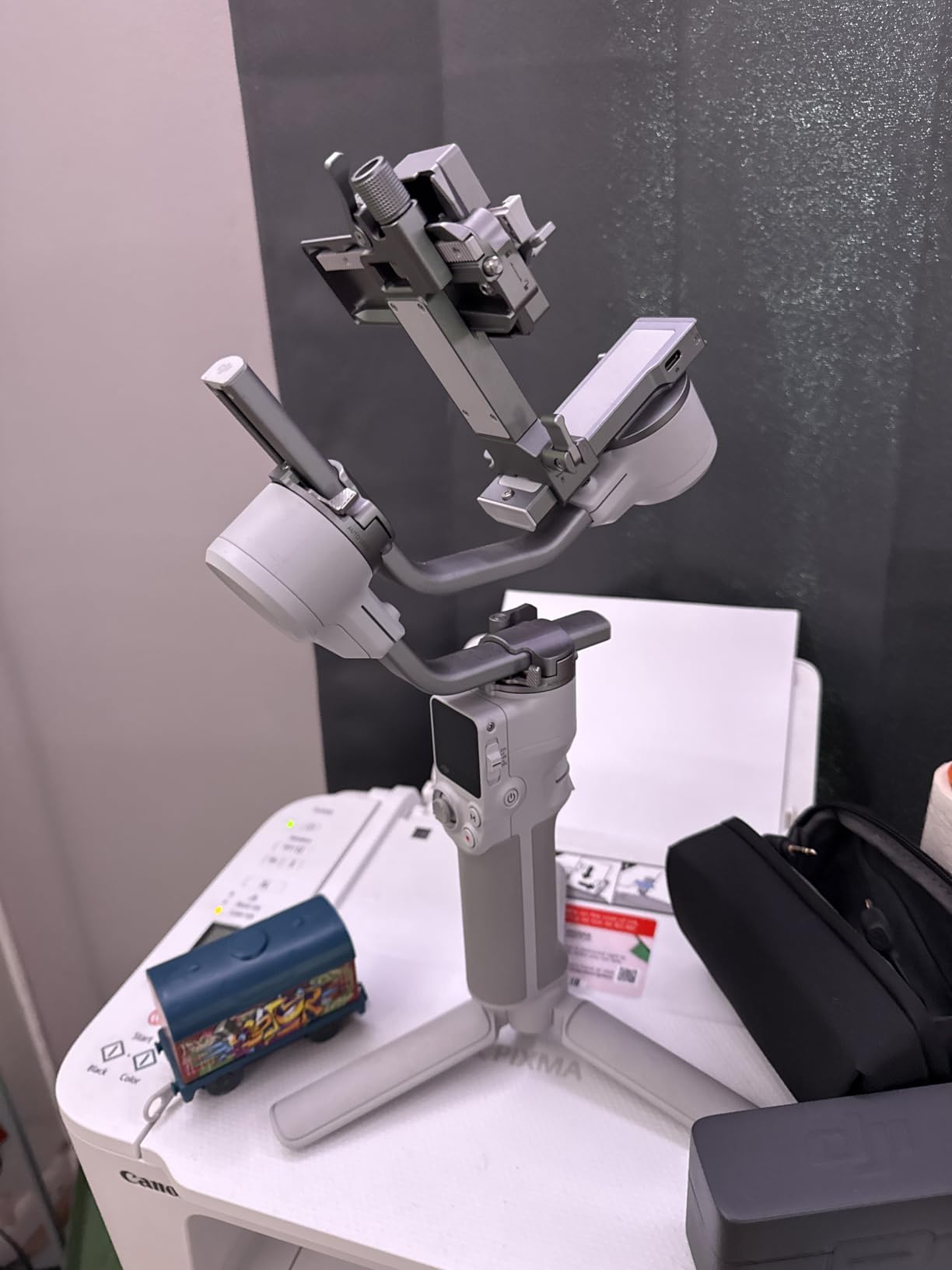 DJI RS 4 Mini, Gimbal Stabilizer for Cameras Canon/Sony/Panasonic/Nikon/Fujifilm, Auto Axis Locks, 2kg/4.4lbs Payload, Intelligent Tracking, Camera Gimbal, Camera Stabilizer, Native Vertical Shooting customer photo 2