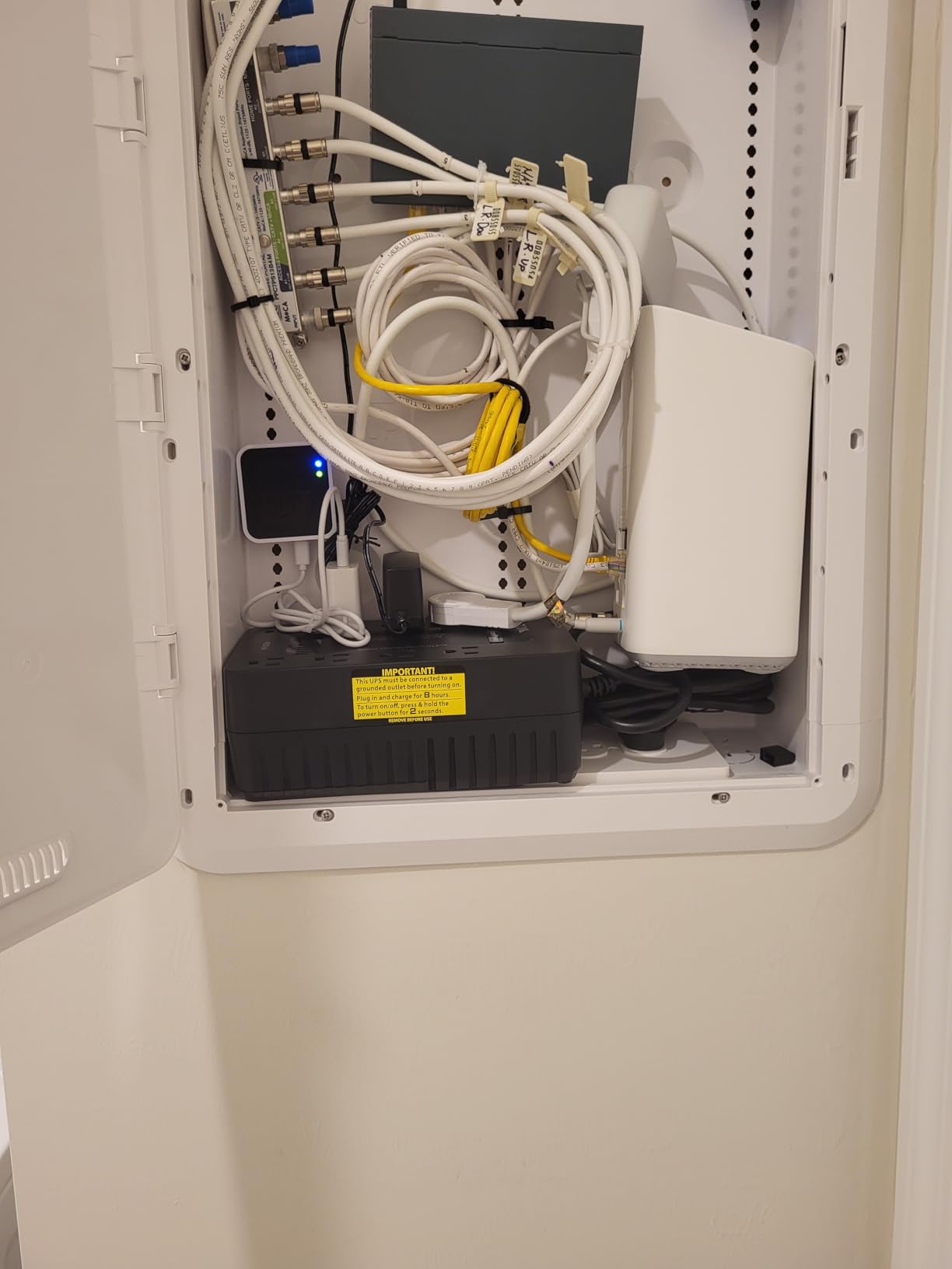 CyberPower ST425 Standby UPS Battery Backup and Surge Protector, 425VA/260W, 8 Outlets, Compact, UL Certified customer photo 1