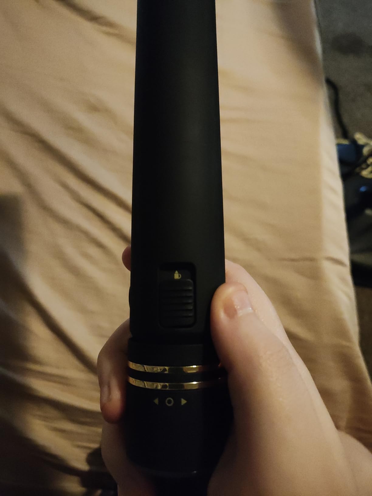 HOT TOOLS Black Gold Ionic 1 1/4 Inch Flat Iron, Use as Straightener for Sleek Straight Hair or Use Rounded Edges for Shiny Curls and Waves, Stylist-Preferred customer photo 1