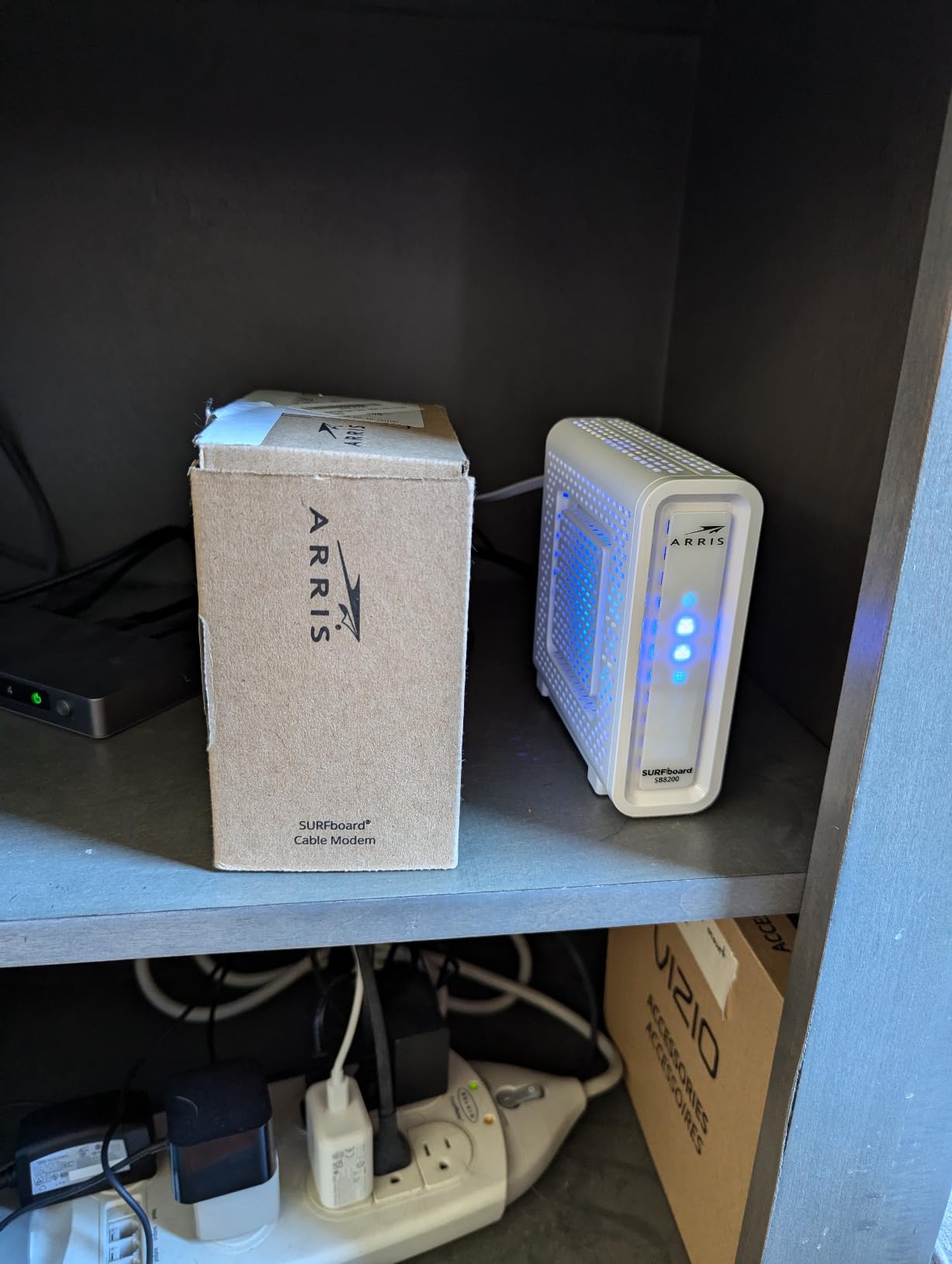 ARRIS (SB8200-RB) - Cable Modem - Fast DOCSIS 3.1 32x8 Gigabit Cable Modem, Approved for Comcast Xfinity, Cox, Charter Spectrum, & more | 1 Gbps Max Internet Speed, 4 OFDM Channels - Renewed customer photo 2