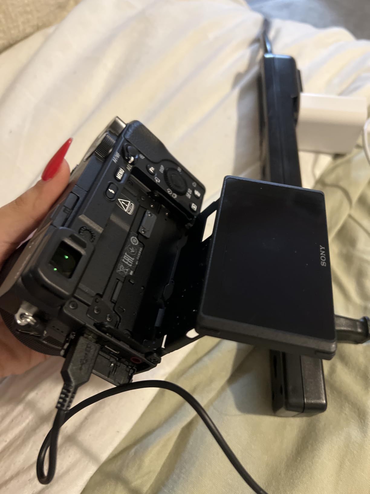 Sony Alpha a6400 Mirrorless Camera: Compact APS-C Interchangeable Lens Digital Camera with Real-Time Eye Auto Focus, 4K Video, Flip Screen and 16-50mm Lens - E Mount Compatible - ILCE-6400L/B, Black customer photo 2