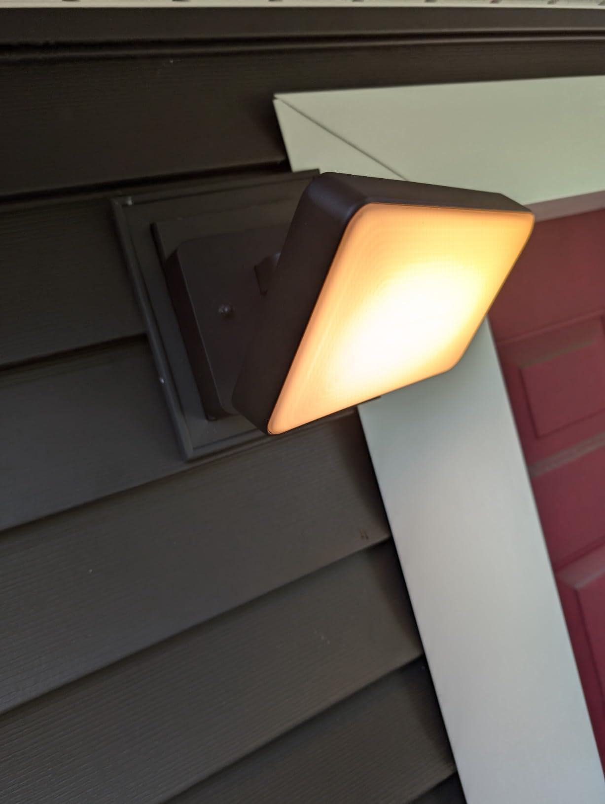 Philips Hue Discover Outdoor Smart Flood Light Fixture, Black - 15W, White and Color Ambiance LED Color-Changing Light - 1 Pack - Requires Hue Bridge - Control with Hue App and Voice - Weatherproof customer photo 1