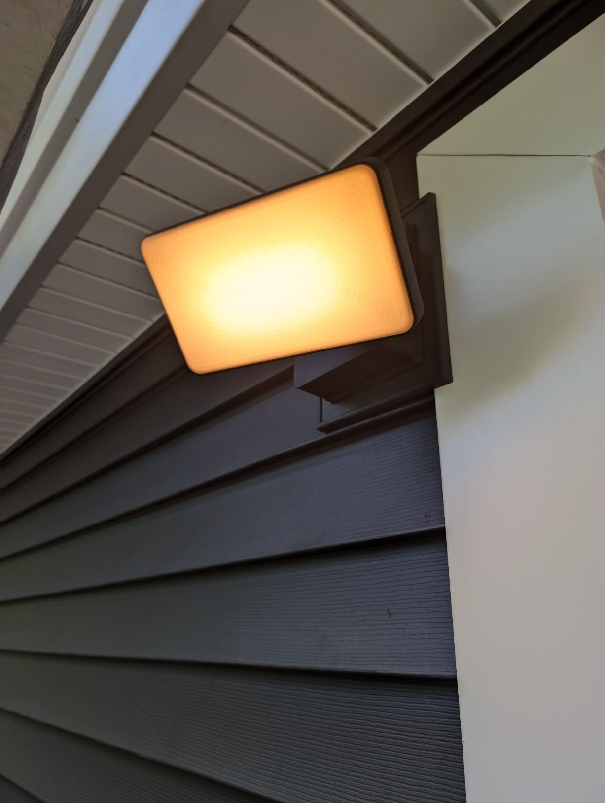 Philips Hue Discover Outdoor Smart Flood Light Fixture, Black - 15W, White and Color Ambiance LED Color-Changing Light - 1 Pack - Requires Hue Bridge - Control with Hue App and Voice - Weatherproof customer photo 2