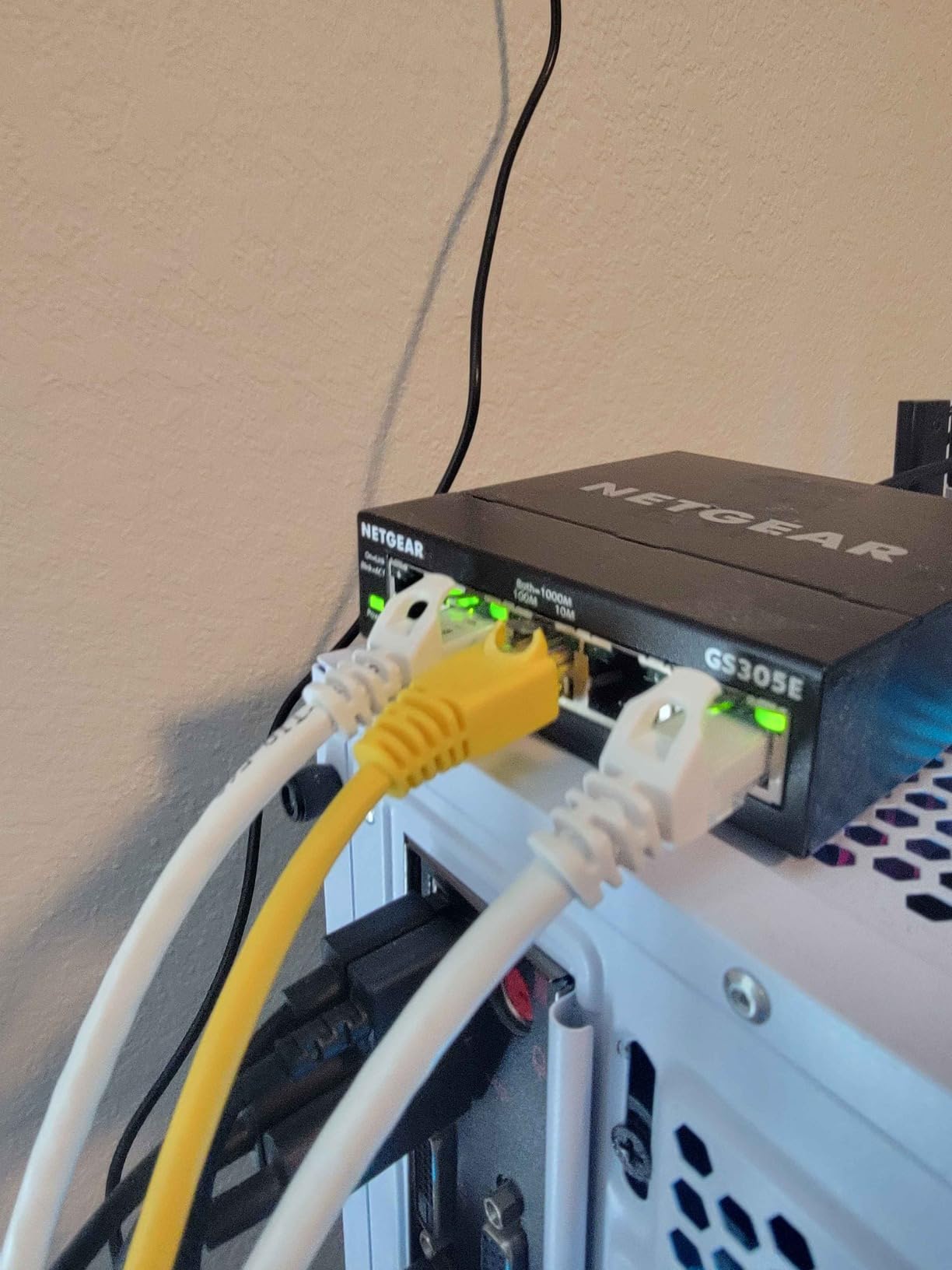 NETGEAR 5-Port Gigabit Ethernet Easy Smart Managed Essentials Switch GS305E - Desktop or Wall Mount, Home Network Hub, Office Ethernet Splitter customer photo 2