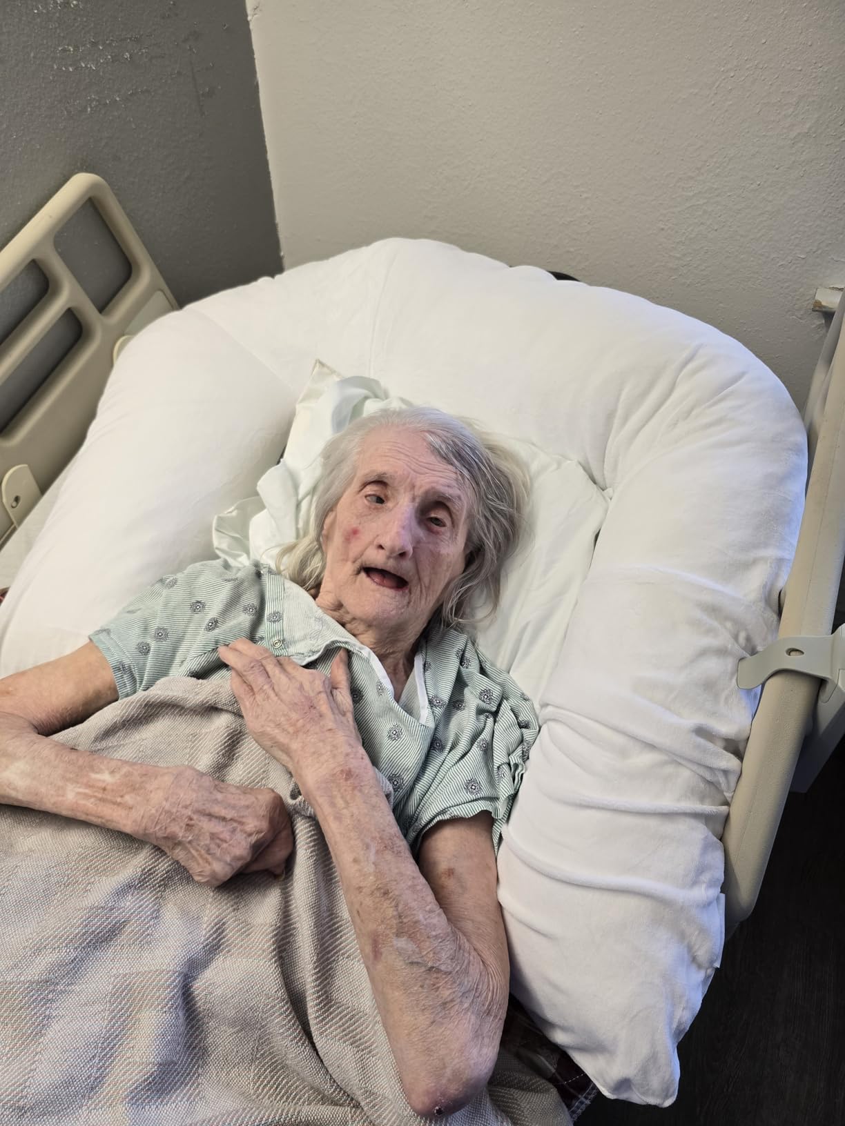 MedCline Therapeutic Full Length Body Pillow, Adjustable Shredded Memory Foam Pillow for Side Sleepers, J-Shaped Body Pillow for Neck, Back, and Hip Support, Removable Washable Cover, 22