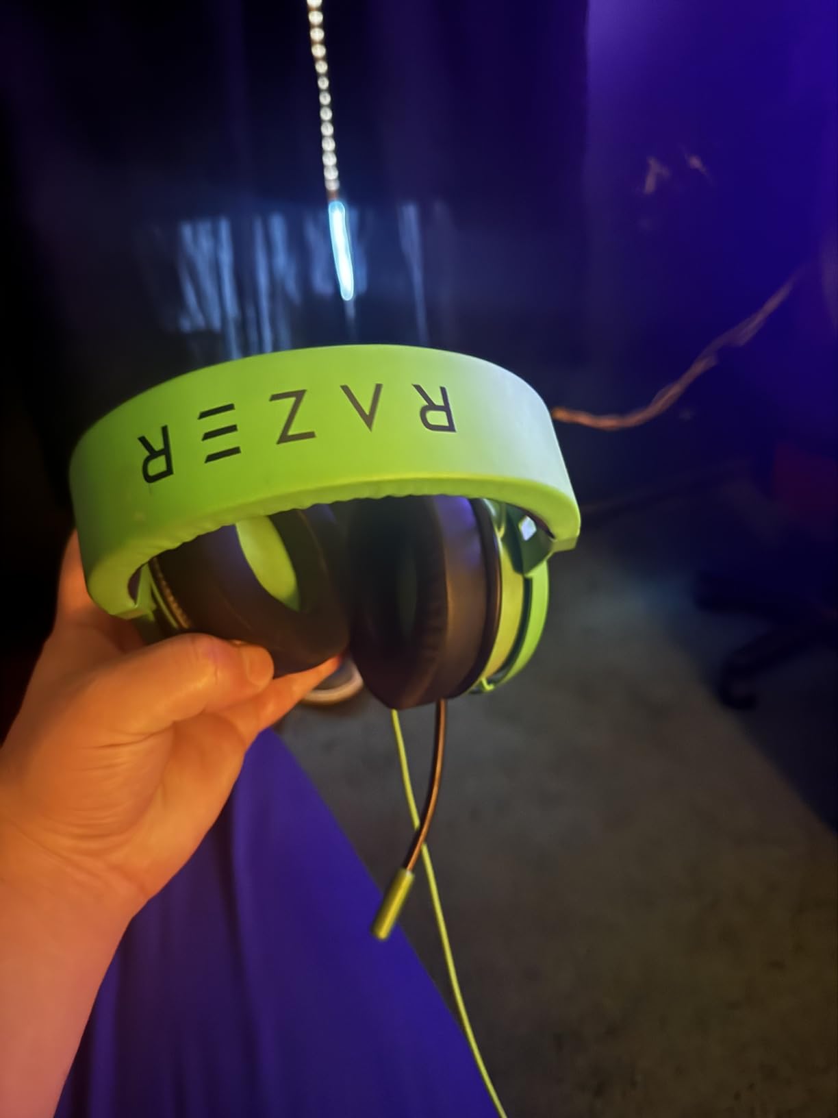 Razer Kraken Gaming Headset: Lightweight Aluminum Frame - Retractable Noise Isolating Microphone - for PC, PS4, PS5, Switch, Xbox One, Xbox Series X & S, Mobile - 3.5 mm Headphone Jack - Black/Blue customer photo 1